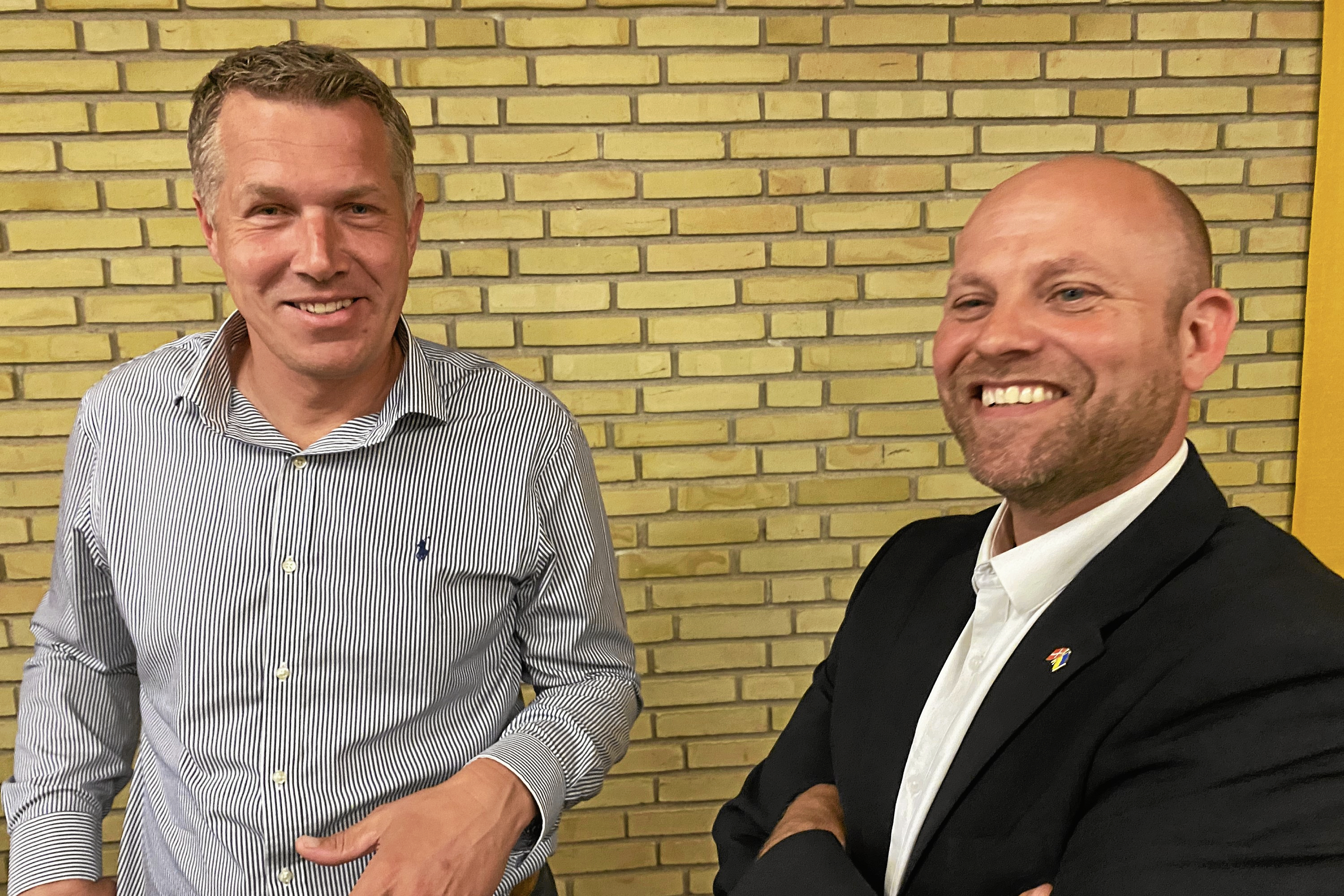 Venstres Michael Seiding Larsen (tv.) og Socialdemokratiets Mikael Smed er begge glade for, at der kunne landes en bred aftale for det nye budget.