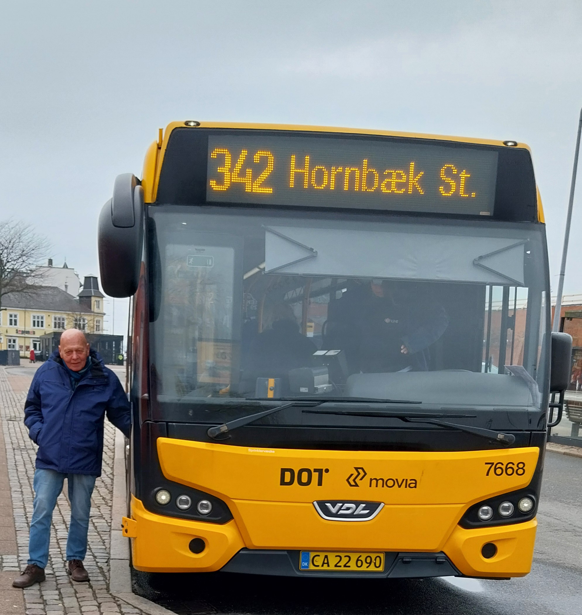 Medlem af By-, Plan- og Trafikudvalget Jørgen Bodilsen (EL) ved bussen, der snart er kørt.