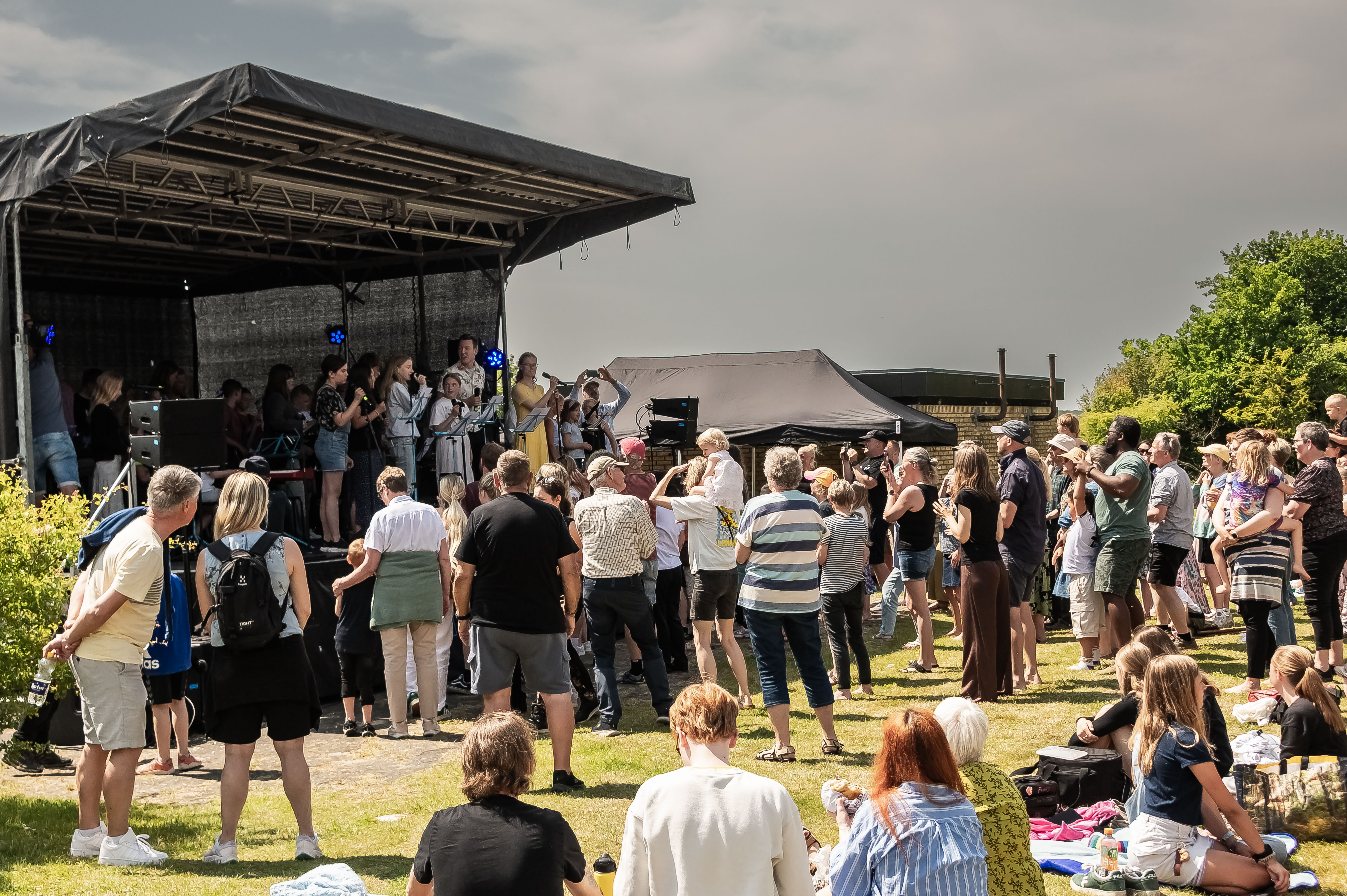 Her ses musikelever fra Stevns Musikskole til en sommerkoncert under åben himmel ved Stevns Fyrcenter, som midt i maj lægger rammer til GNIST Festival.