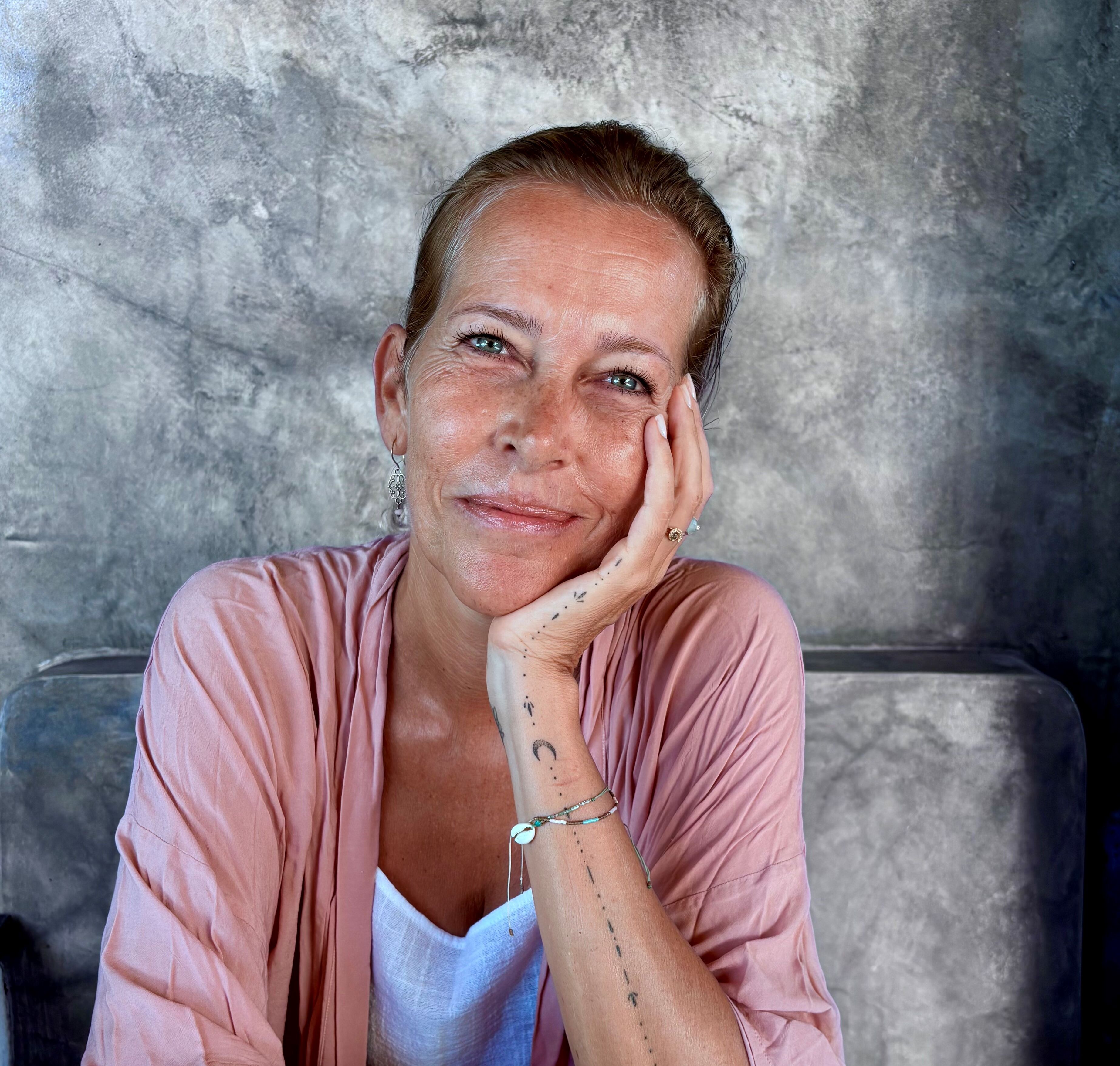 Anne Jeppesen bor i Charlottenlund og er nu aktuel med bogen "Da livet bankede på - en personlig og spirituel fortælling af Anne Jeppesen"
