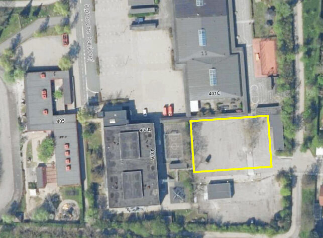 Indenfor det gule markerede areal skal der opstilles pavilloner i 2 etager. Parkeringspladsen ligger ved Rødovre Parkvej Skole og lige bag Rødovrehallen