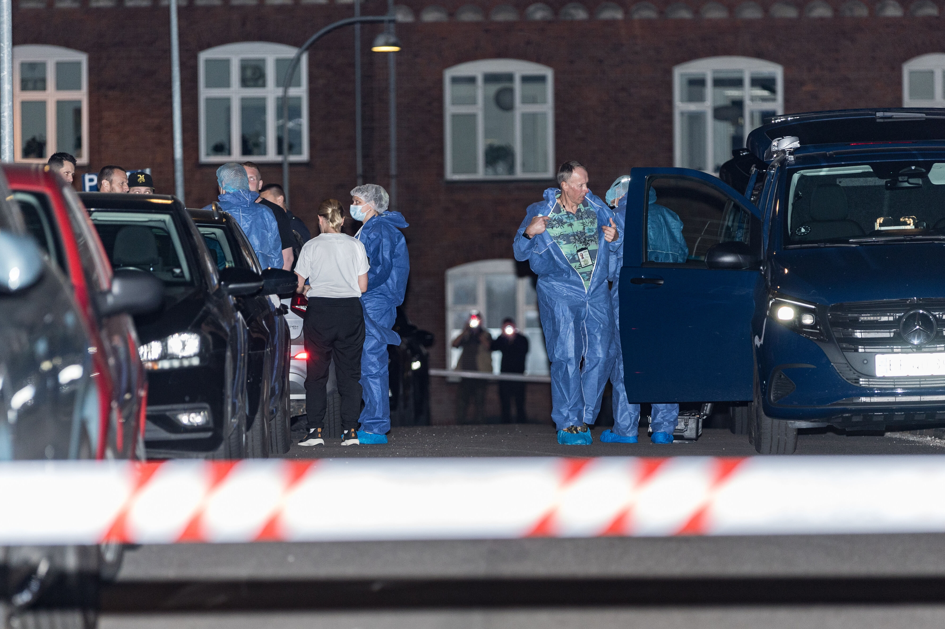 Politiet undersøger et mistænkeligt dødsfald på Kornerups Vænge i Roskilde, tirsdag den 17. juni 2025. En 77-årig kvinde er fundet død. Kvindens 45-årige søn var til stede i lejligheden og blev anholdt.