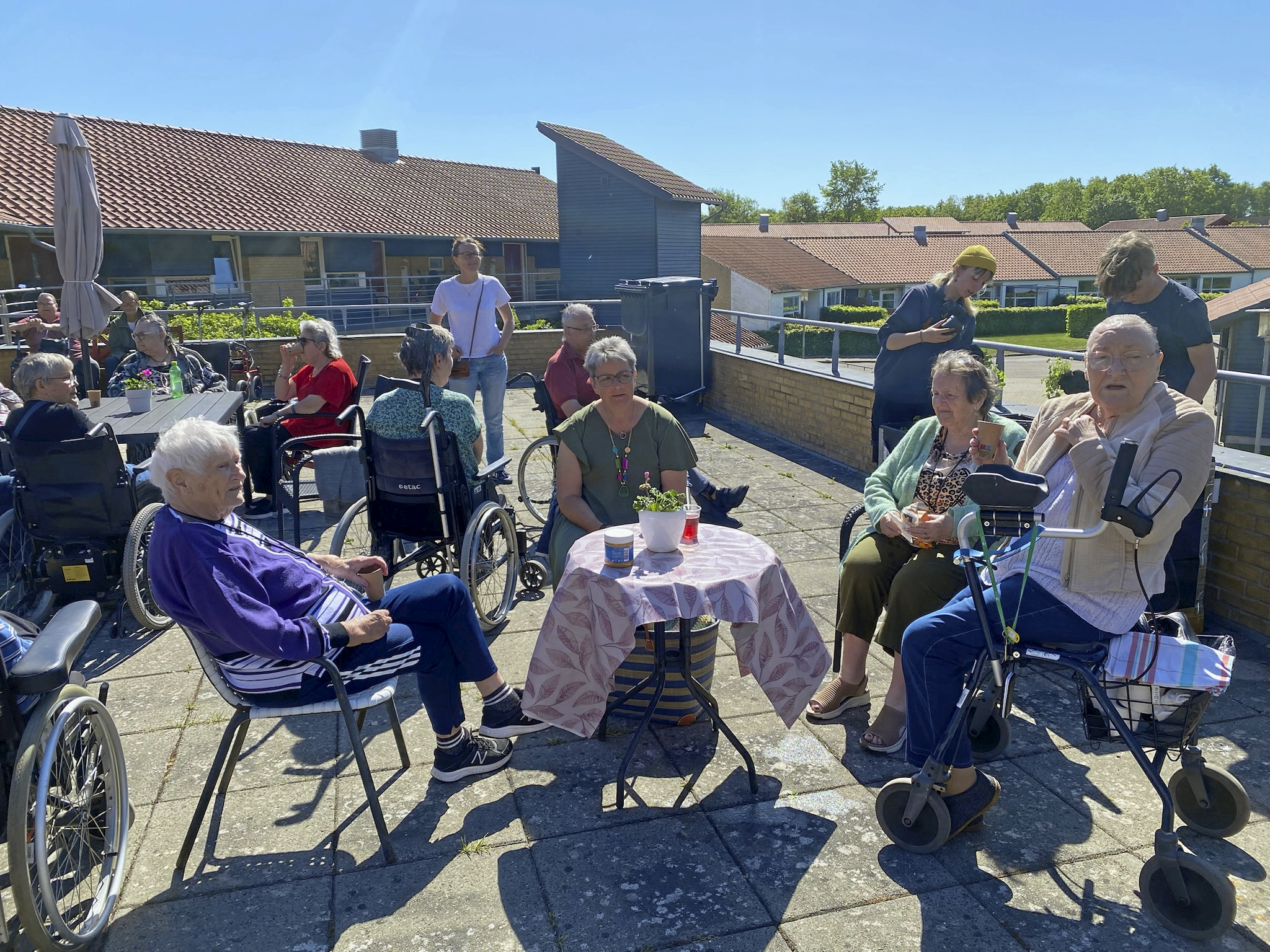 Nina Leinum Nørgaard (hvid t-shirt) og hendes kollega har stor succes med at skabe aktiviteter for beboerne på Lerbæk Torv.