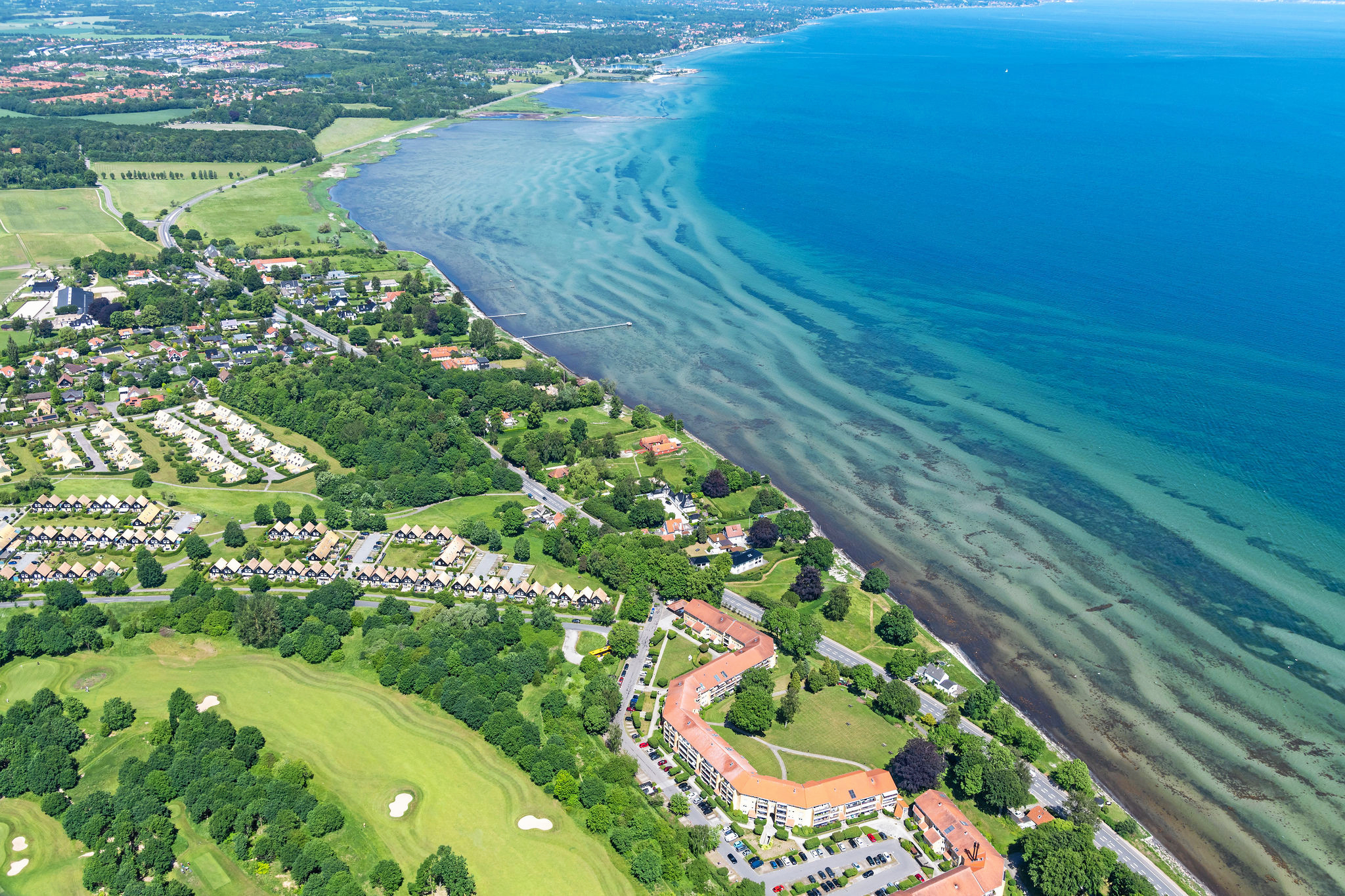 De ti nye kystgrunde, som Freja Ejendomme har sat til salgfør sommerferien, ligger ud til Øresund i Mikkelborg.