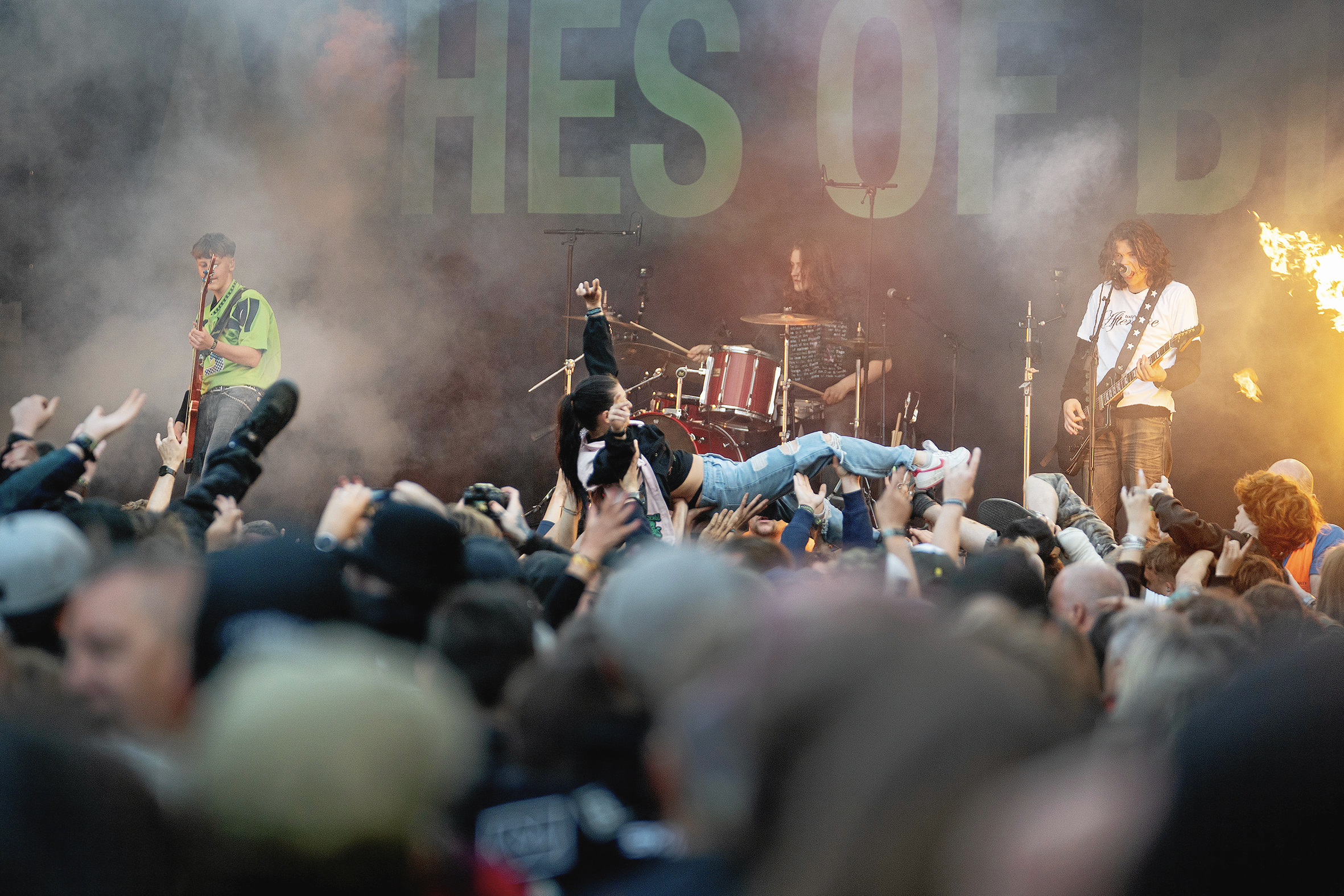 Der var røg, flammer og crowdsurfende mennesker i luften, da en teenagetrio fra Roskilde spillede på Copenhell.
