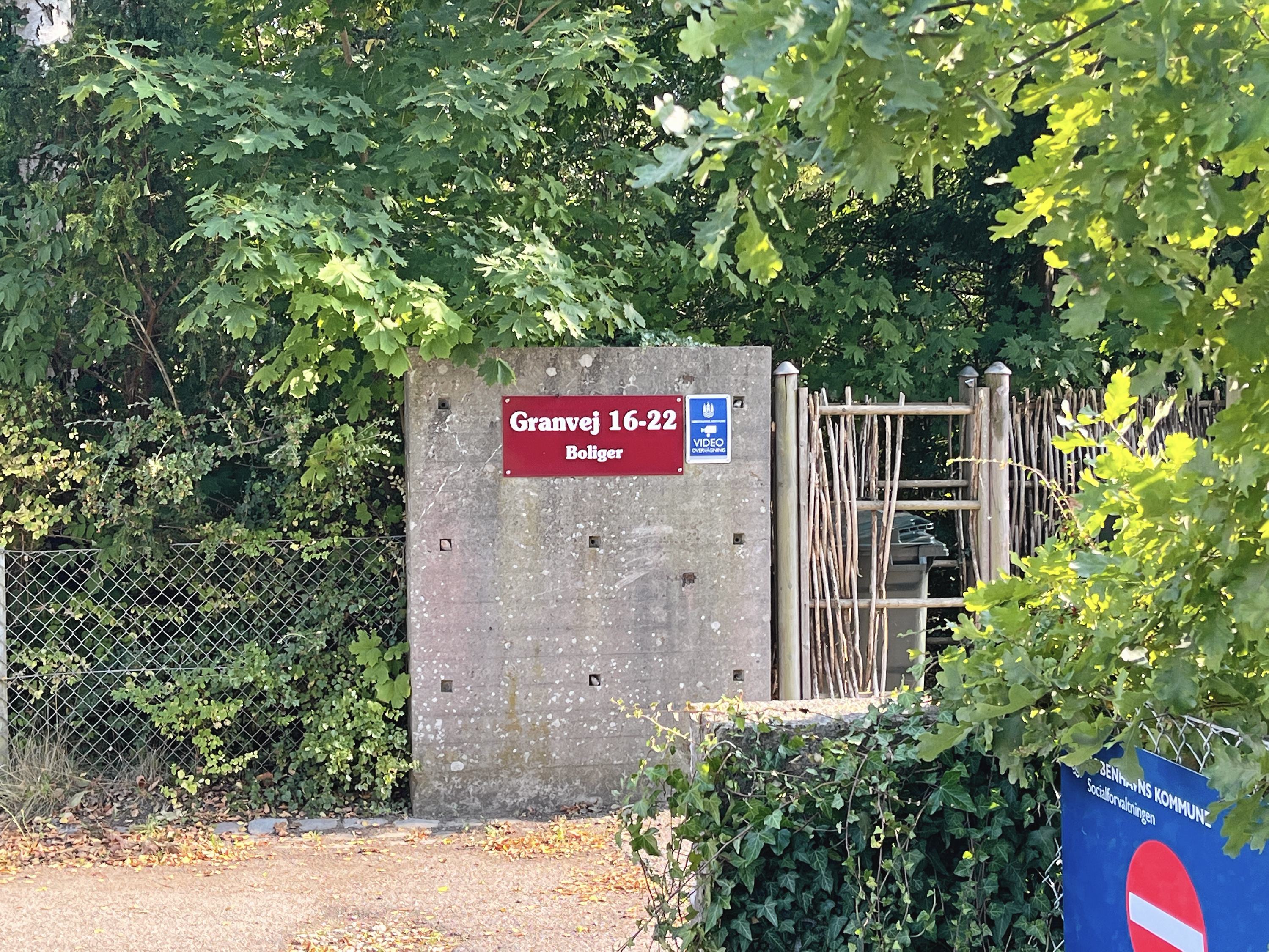 På Granvej har Københavns Kommune en institution for mennesker med psykisk sygdom og stofmisbrug.