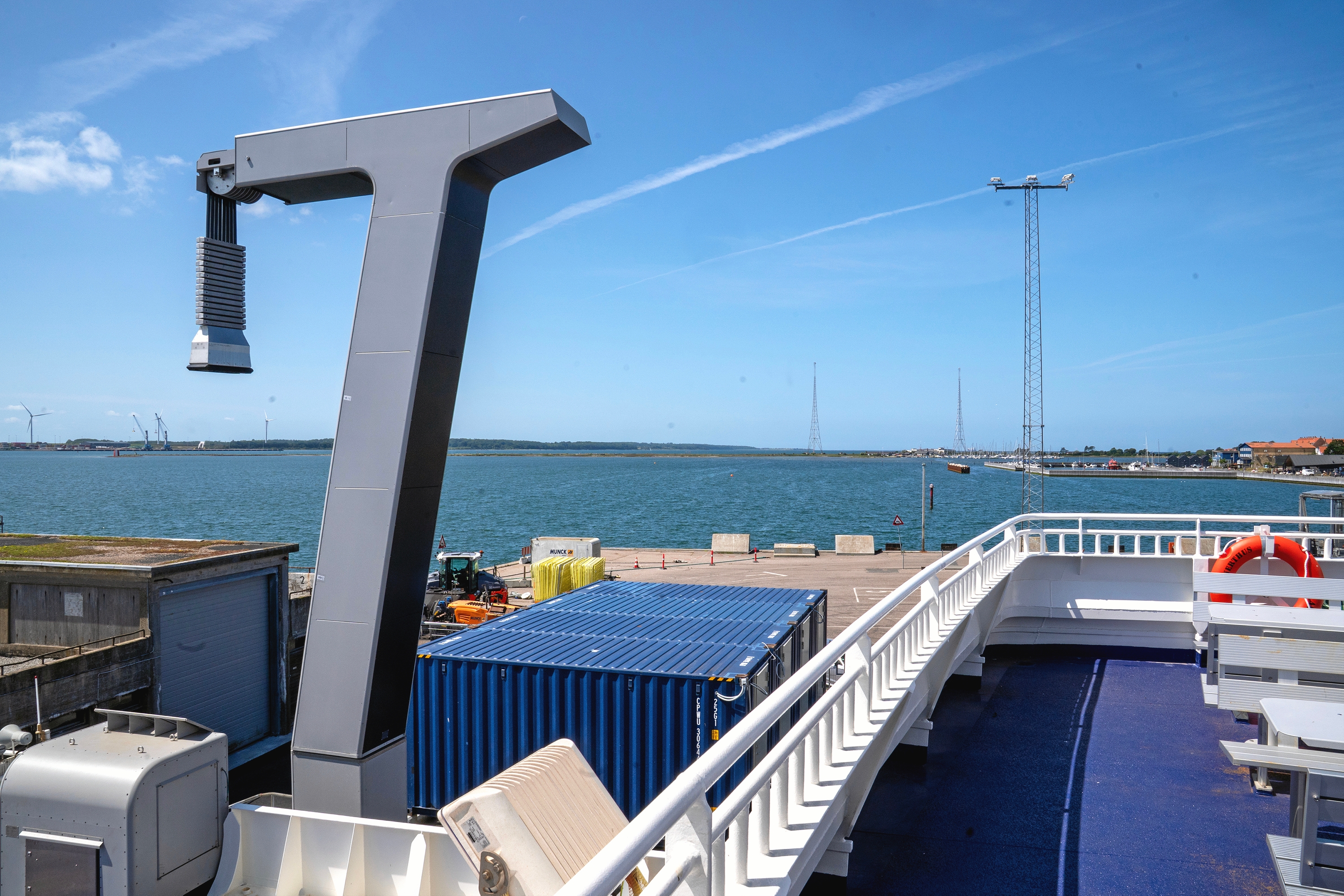 Når færgen lægger til havn, kobler den sig automatisk op på ladeanlægget. På kun 23 minutter er færgens batterier helt ladet op. - Anders Ole Olsen Når færgen lægger til havn, kobler den sig automatisk op på ladeanlægget. På kun 23 minutter er færgens batterier helt ladet op.