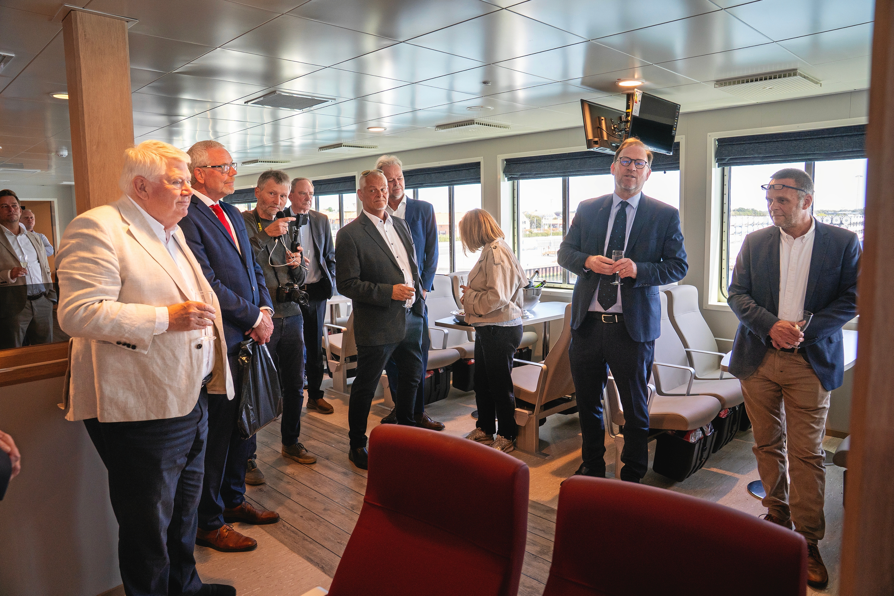 Direktør for Molslinjen A/S, Kristian Durhuus (nummer to fra højre på billedet), fortalte, at den nye elfærge reducerer Molslinjen A/S’ CO2-udslip med 6.000 tons om året. - Anders Ole Olsen Direktør for Molslinjen A/S, Kristian Durhuus (nummer to fra højre på billedet), fortalte, at den nye elfærge reducerer Molslinjen A/S’ CO2-udslip med 6.000 tons om året.