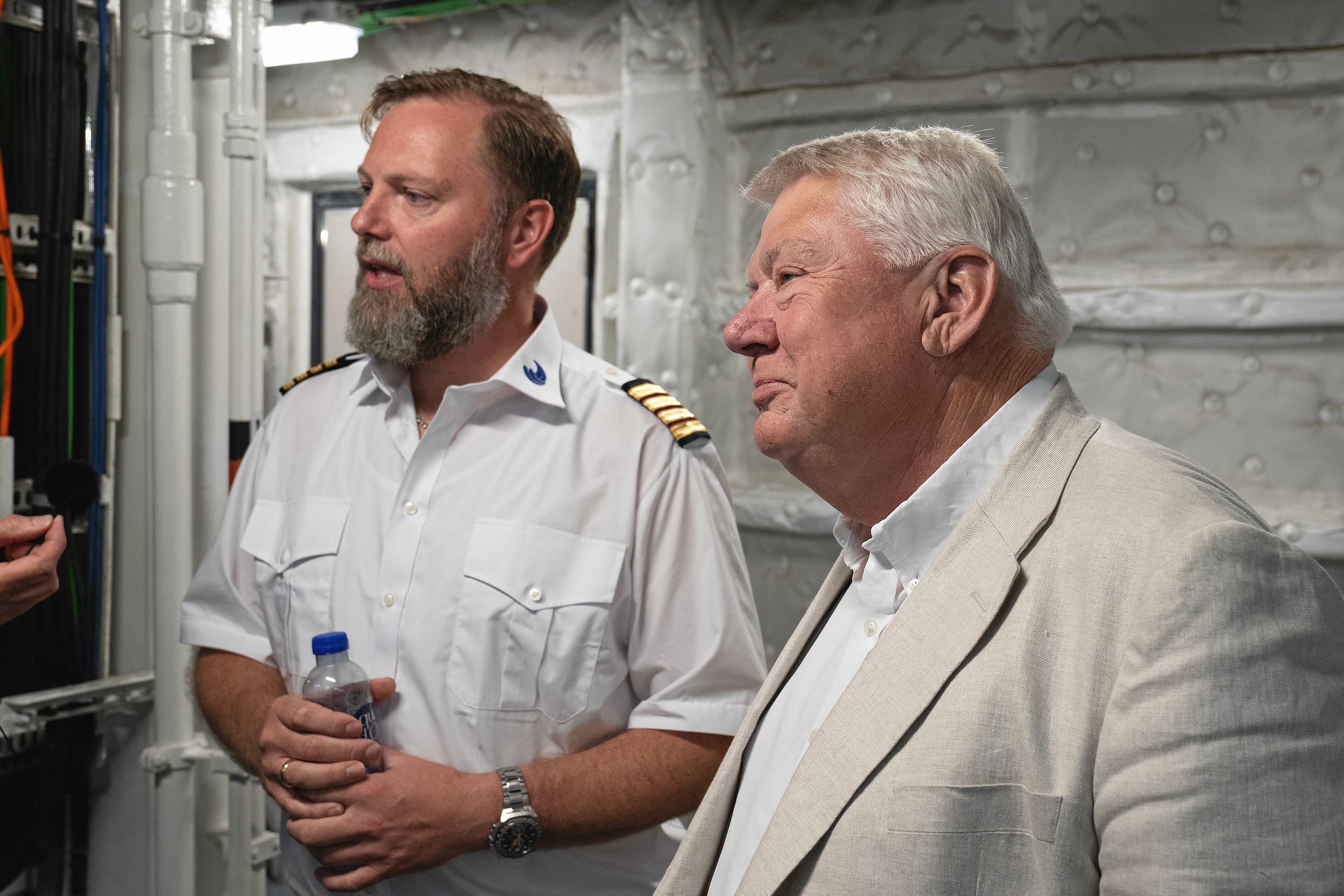 Maskinchef Tino Munck viser rundt i maskinrummet – her sammen med erhvervsmanden Jørgen Mads Clausen fra Danfoss. - Anders Ole Olsen Maskinchef Tino Munck viser rundt i maskinrummet – her sammen med erhvervsmanden Jørgen Mads Clausen fra Danfoss.