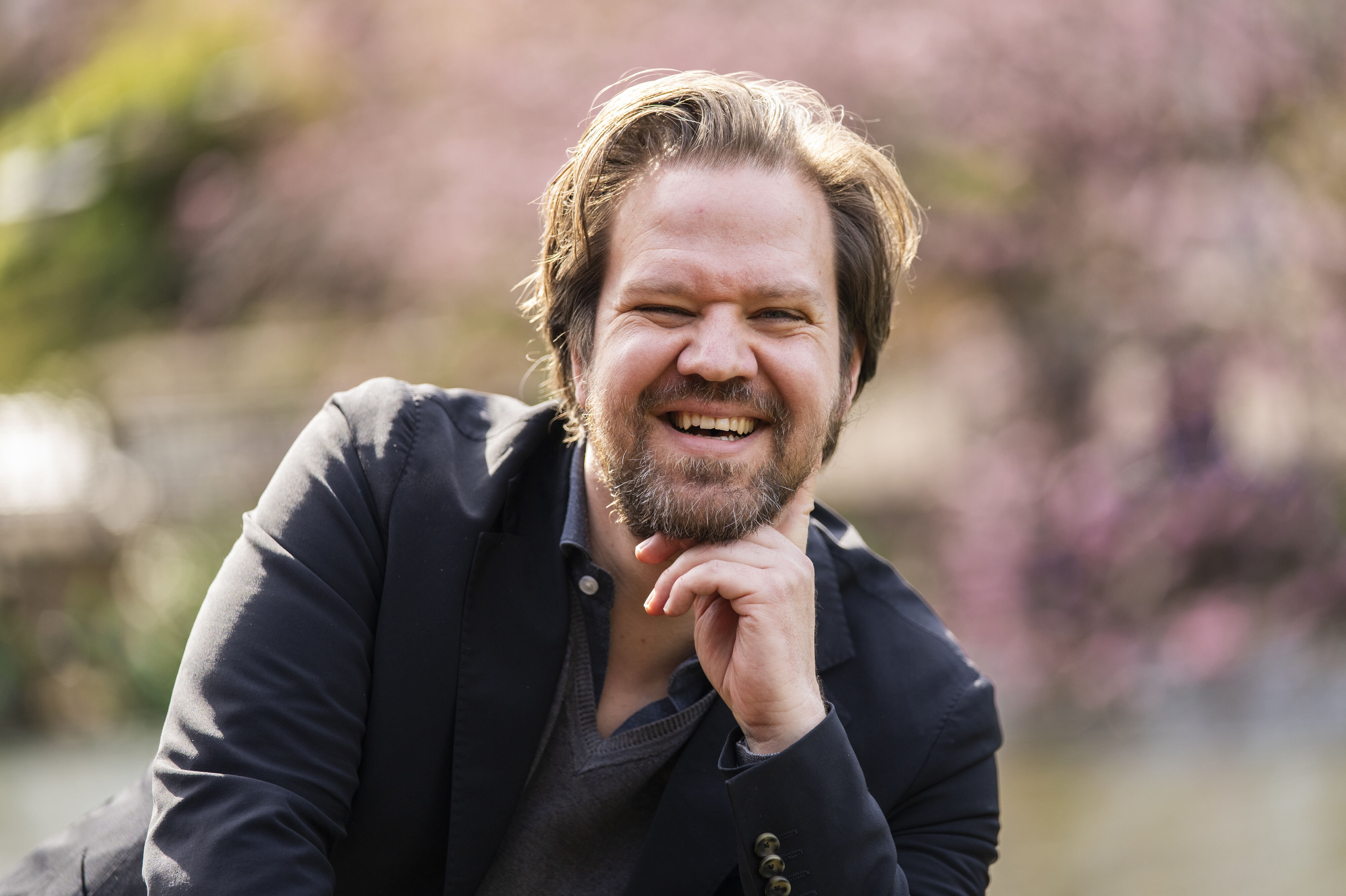 Sammen med sin kæreste, Julie, har Thomas Warberg to små sønner. - Jeg har taget mig i at købe en gave med hjem til den ældste. Det er meget klassisk mandet - "jeg er her ikke, så er her noget materialistisk". Men han blev glad for bilen!, siger komikeren med et grin. (Arkivfoto).