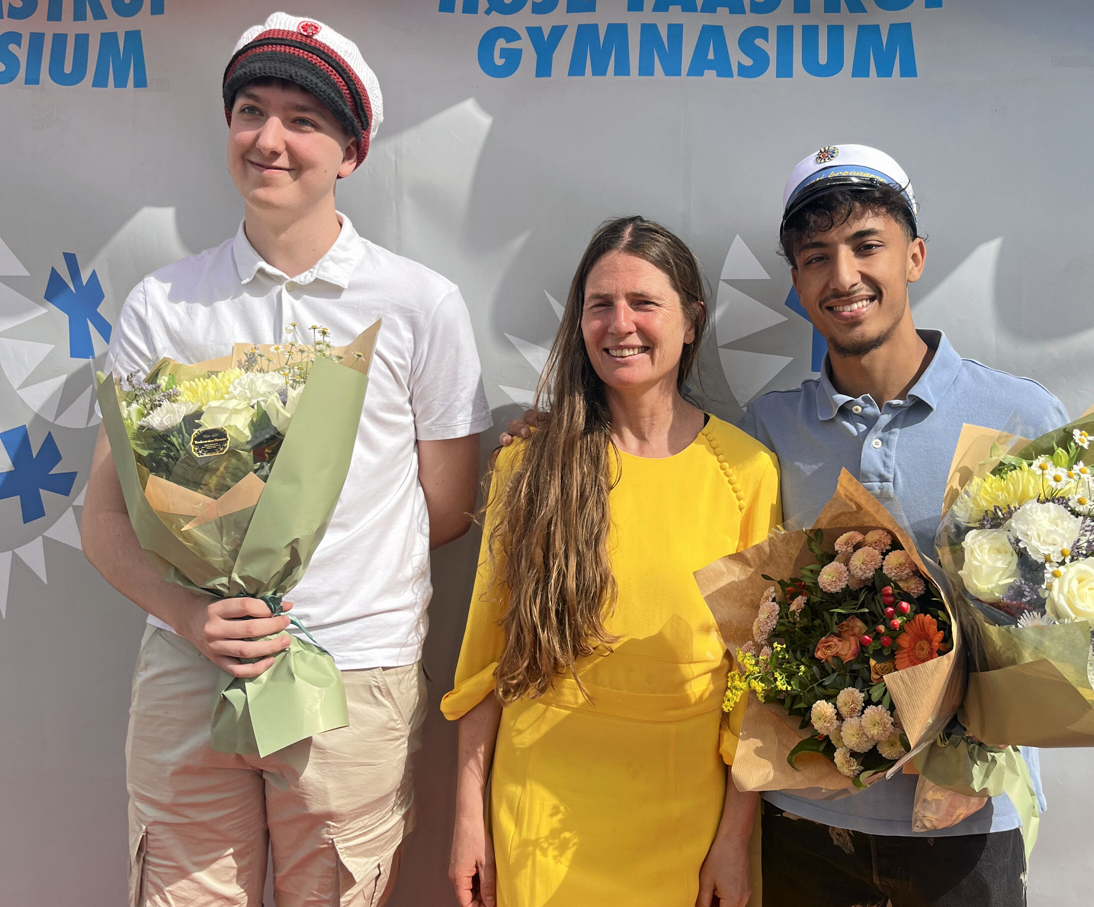 Daniel Tuk Hartsø Jarlskov (tv.) og Elias Kadim (th.) fik lykønskninger og blomster med på vejen fra rektor Ida Diemar.