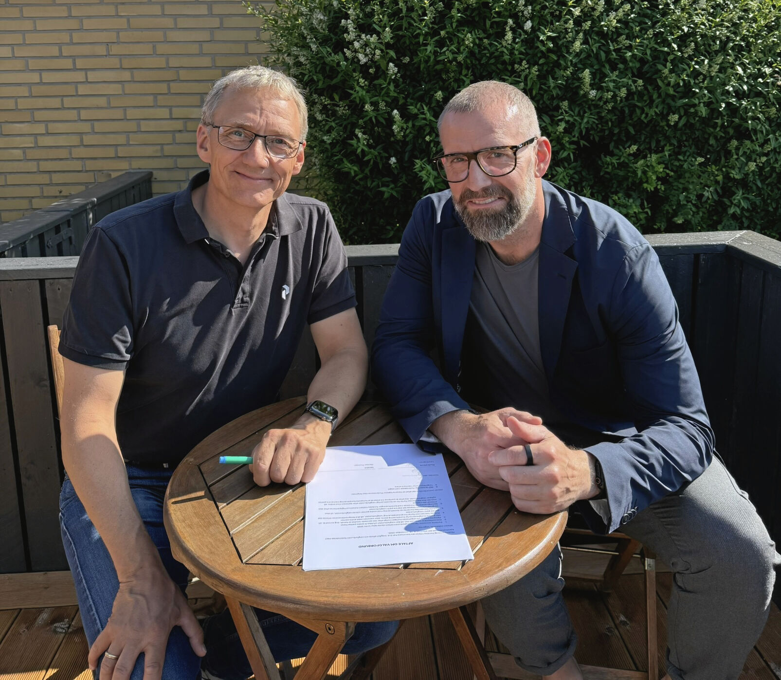 Michael Thomsen og Lars Stegman har givet hånd på, at Venstre og Moderaterne er i valgforbund ved kommunalvalget.