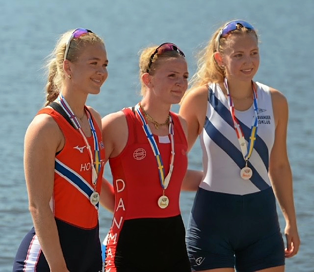 I midten står Mejse Østergaard Nielsen ved medaljeoverrækkelsen for U23.