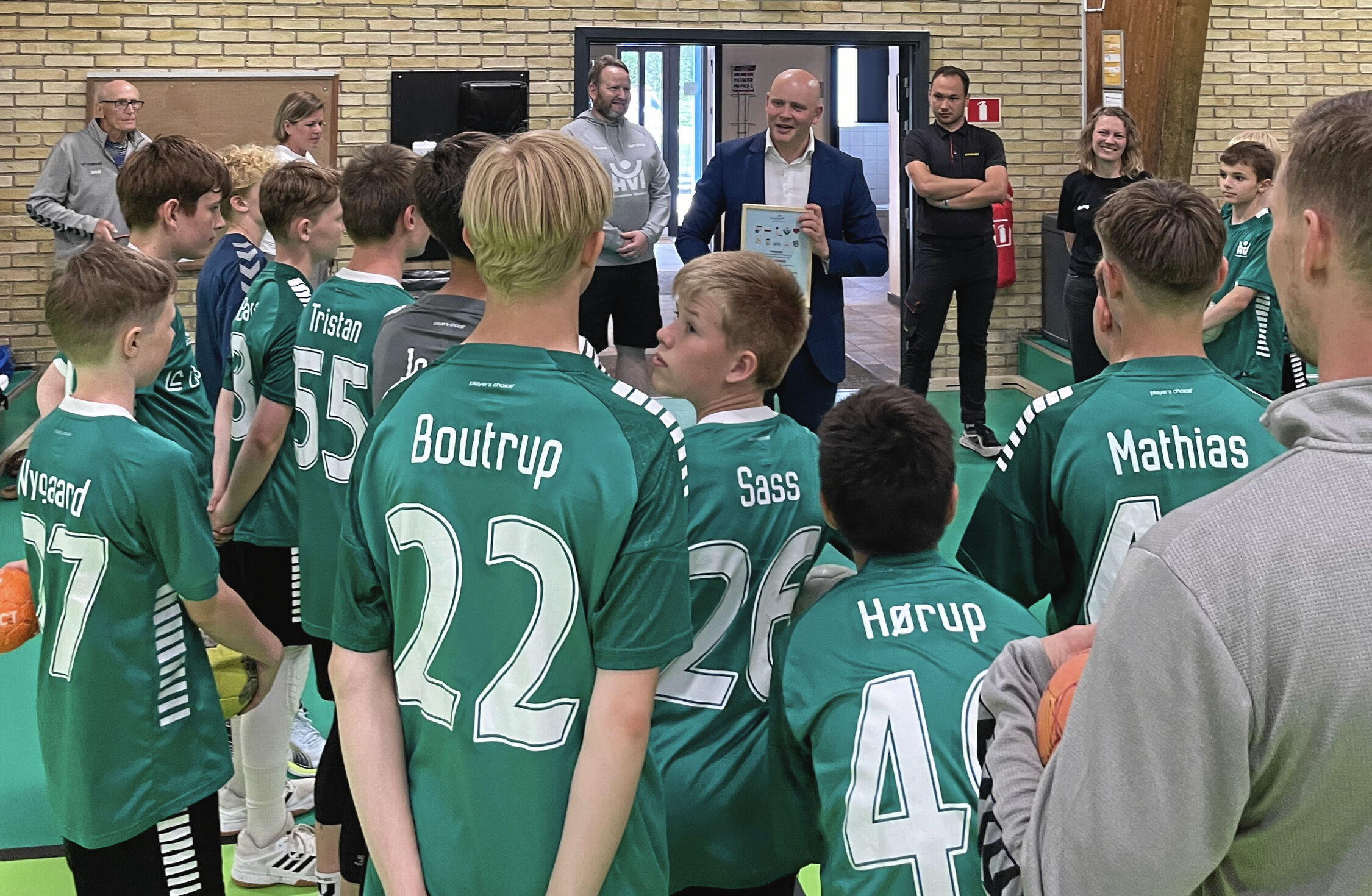 U13-drengene hos Himmelev Håndbold fik under træningen besøg af kulturminister Jakob Engel-Schmidt.