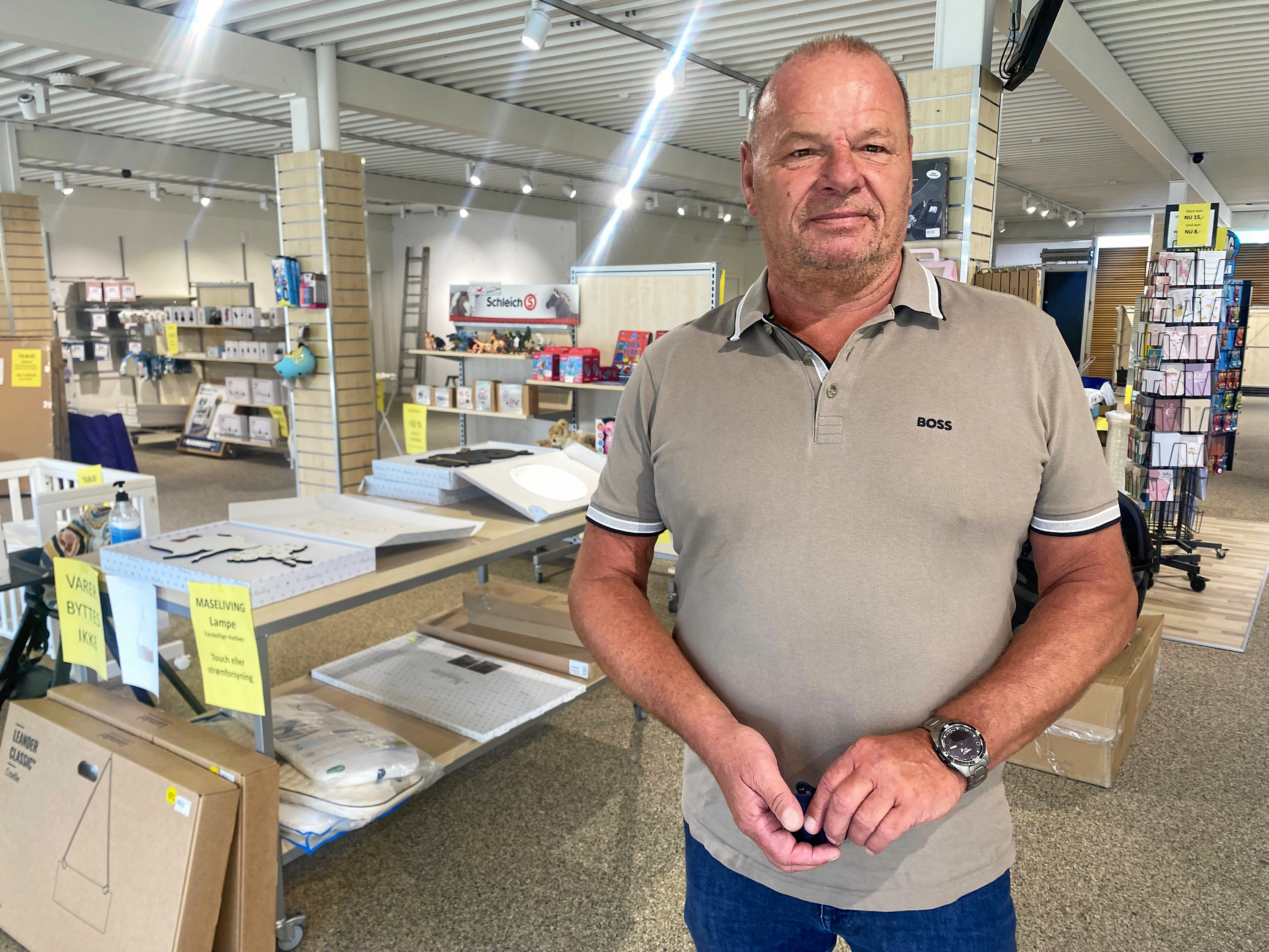 Carsten Vilhelmsen i den næsten tomme børneudstyrsforretning. Om få dage bliver der helt ryddet, efter et butikseventyr som blot varede i halvandet år.