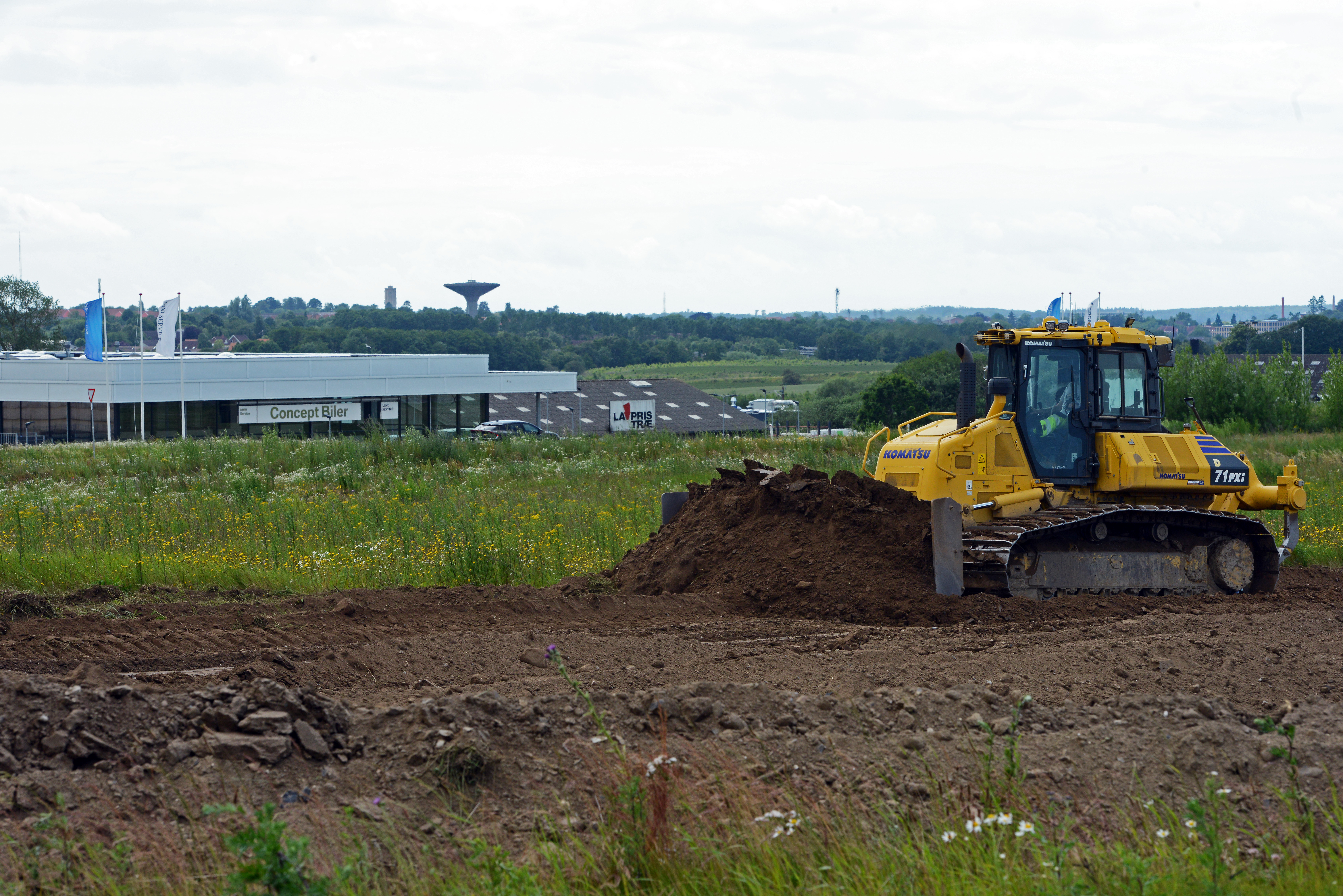 Bulldozeren er gået i gang og Bauhaus forventer at åbne i sommeren 2026.