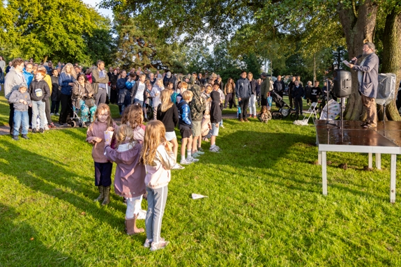Anslået 400 personer havde trodset vejret for at fejre Sankthans i Folkeparken. - Rolf Aagaard-Svendsen Anslået 400 personer havde trodset vejret for at fejre Sankthans i Folkeparken.