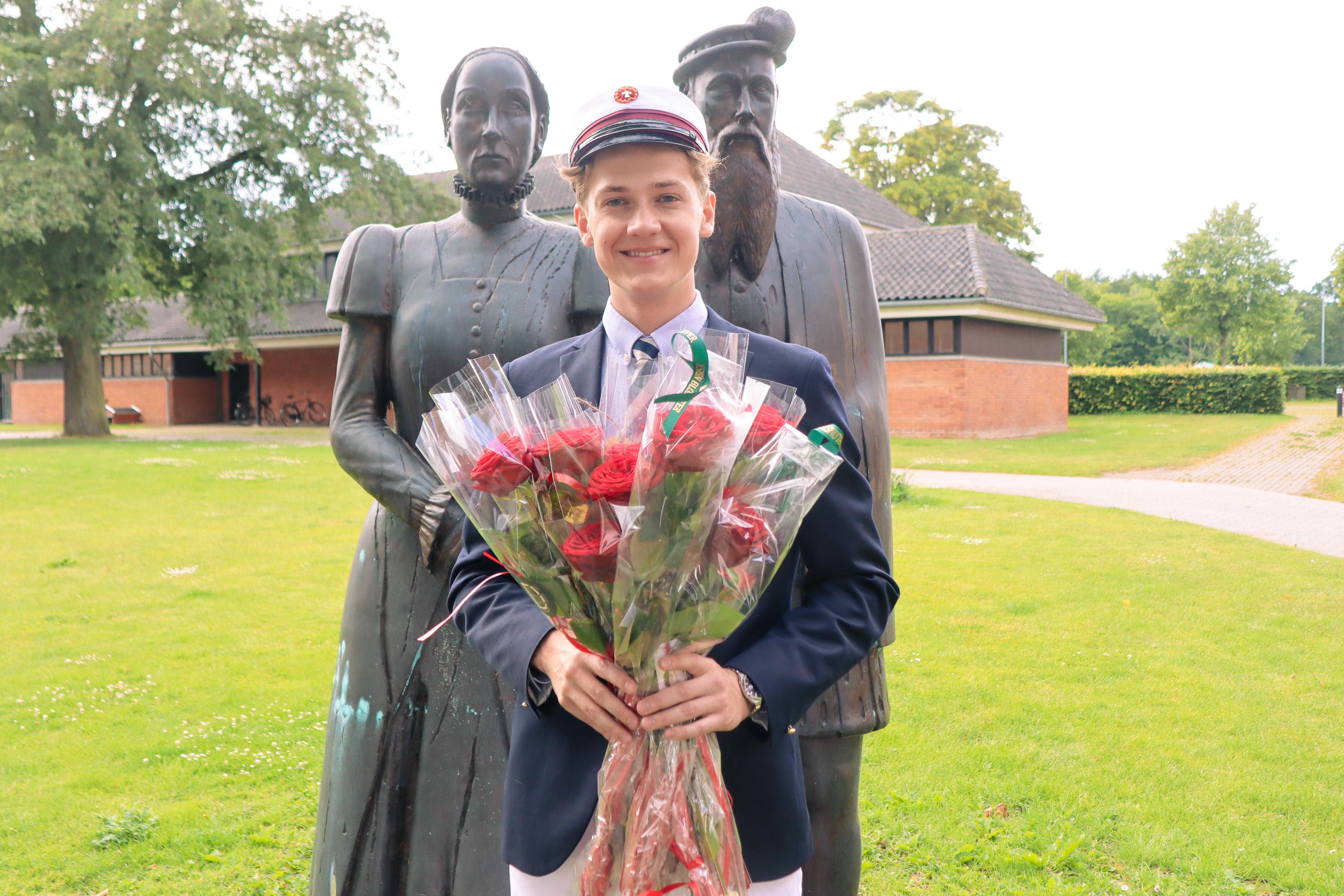 Mads-Emil Østerlund afslutter gymnasiet med et snit på 12,4. Her står han foran de traditionsrige statuer af Herluf Trolle og Birgitte Gøye.