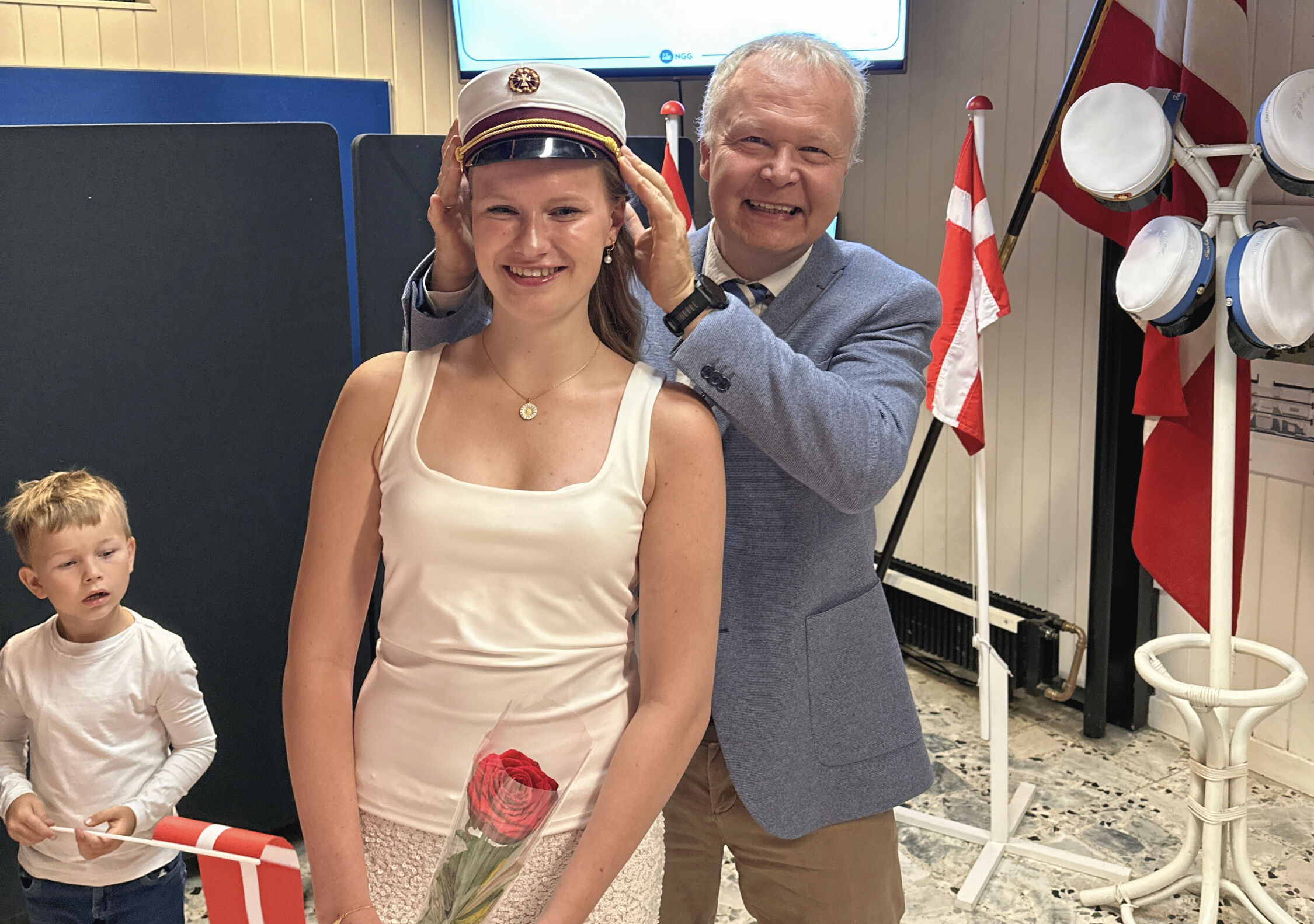 NGGs rektor Thomas Thrane sætter huen på årets første student, Amalie Victoria Egsgaard Sennels.