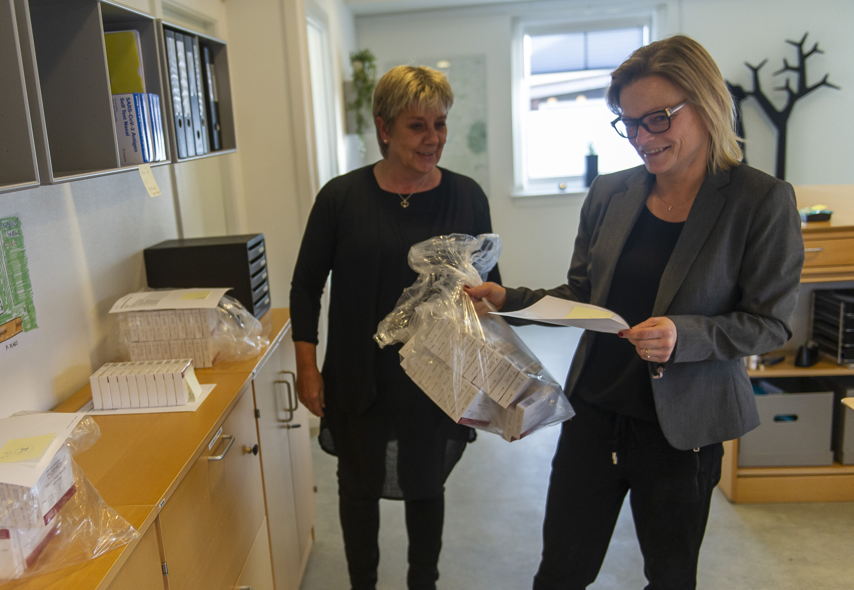 Viceleder Malene Wendelboe sørger for, at lærer Lisa Nielsen får testudstyr med over til sin klasse. Foto: Per Christensen