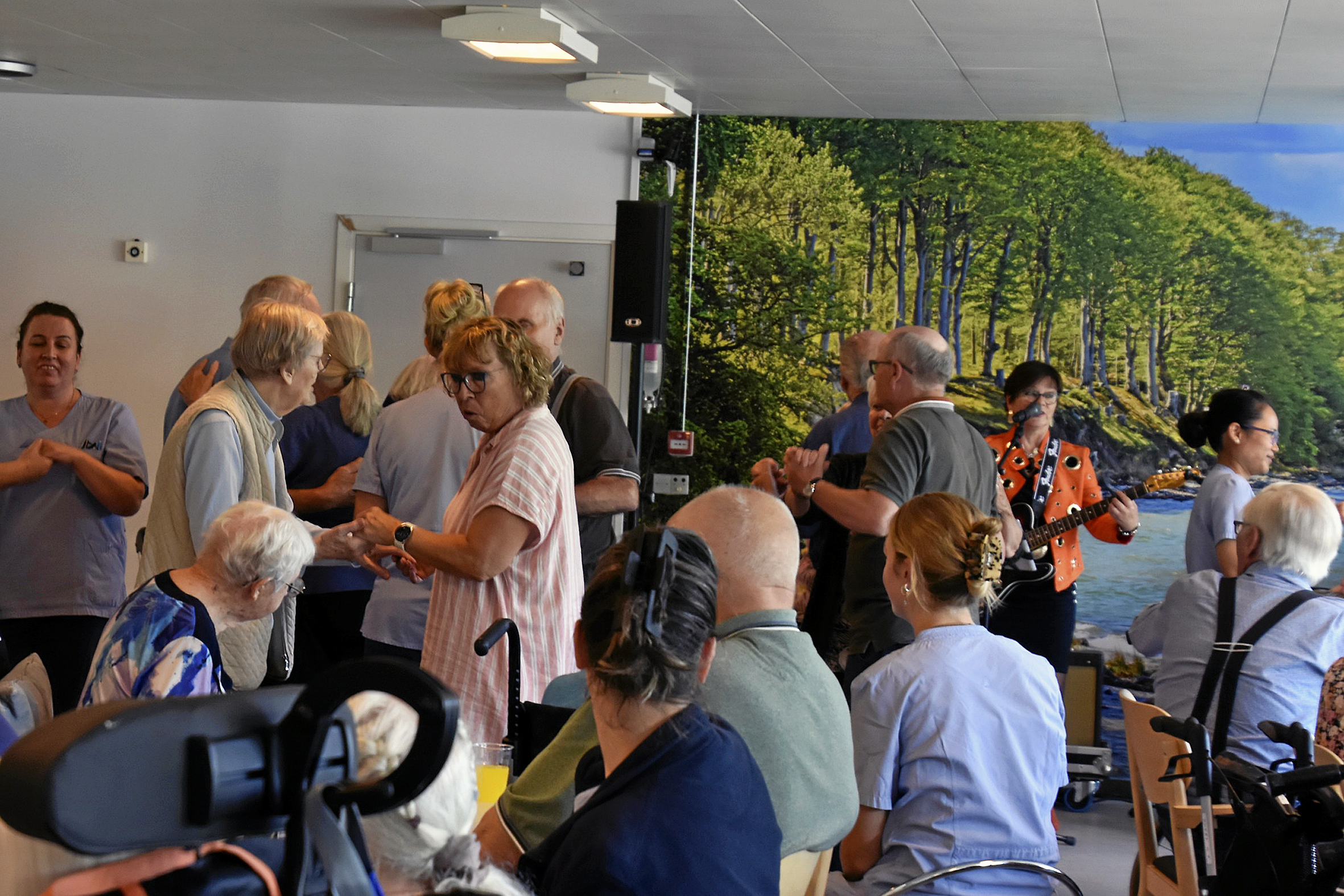Som sædvanlig kom der gang i futterne på beboerne, da Lotte Riisholt forleden optrådte på Nyvangsparken i Kalundborg.