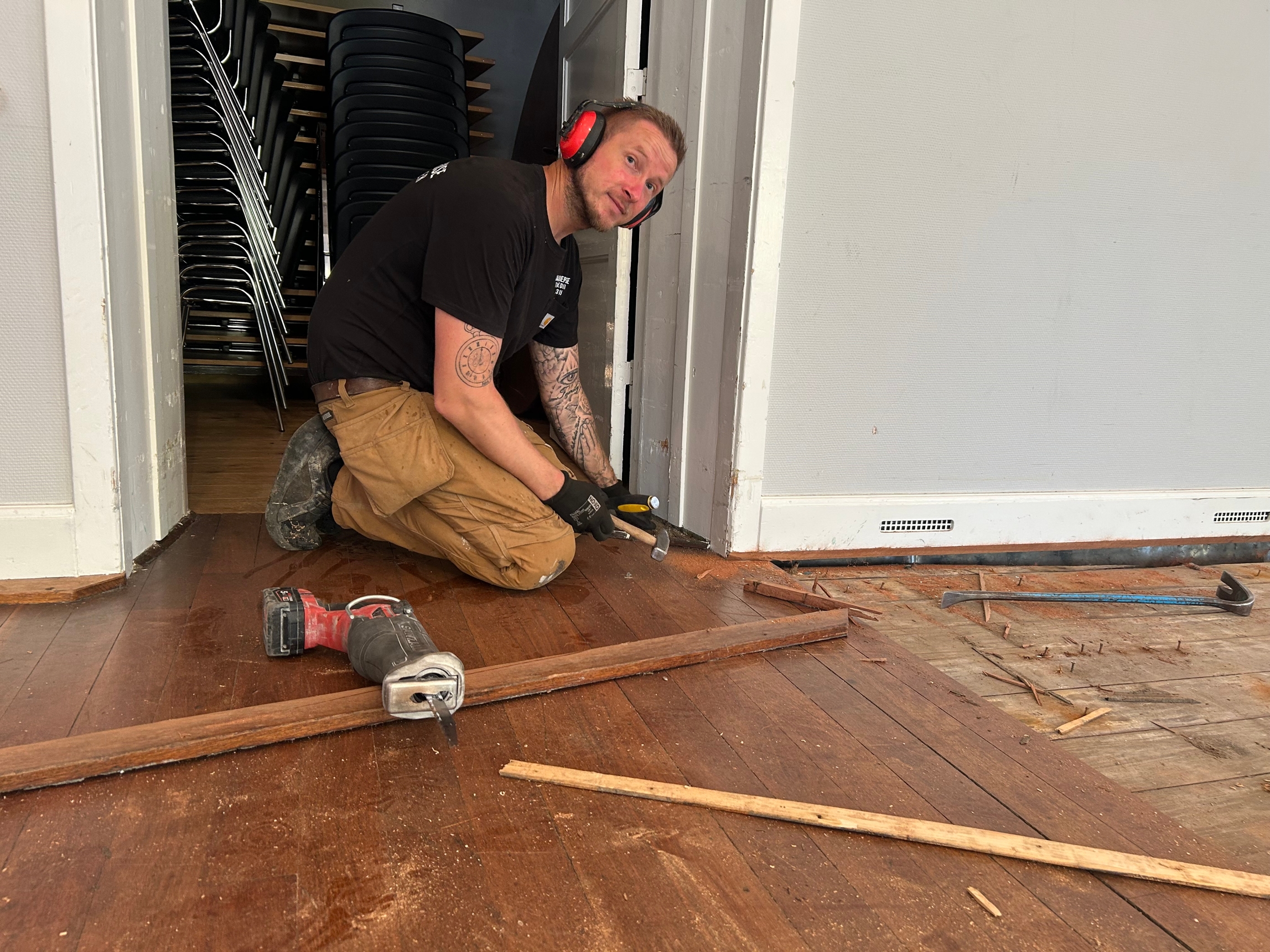 Kenni Baaring fra Baaring Entreprise er i fuld gang med at splittet de to eksisterende gulve i Strøby Forsamlingshus store sal i atomer. - Kathrine Harvey Kenni Baaring fra Baaring Entreprise er i fuld gang med at splittet de to eksisterende gulve i Strøby Forsamlingshus store sal i atomer.