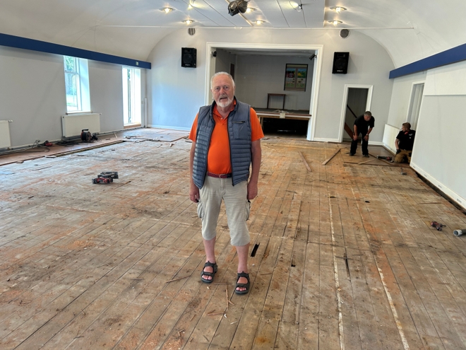 Frede Zeiler, formand for Strøby Forsamlingshus' bestyrelse, glæder sig over, at der snart kommer et nyt gulv. - Kathrine Harvey Frede Zeiler, formand for Strøby Forsamlingshus' bestyrelse, glæder sig over, at der snart kommer et nyt gulv.