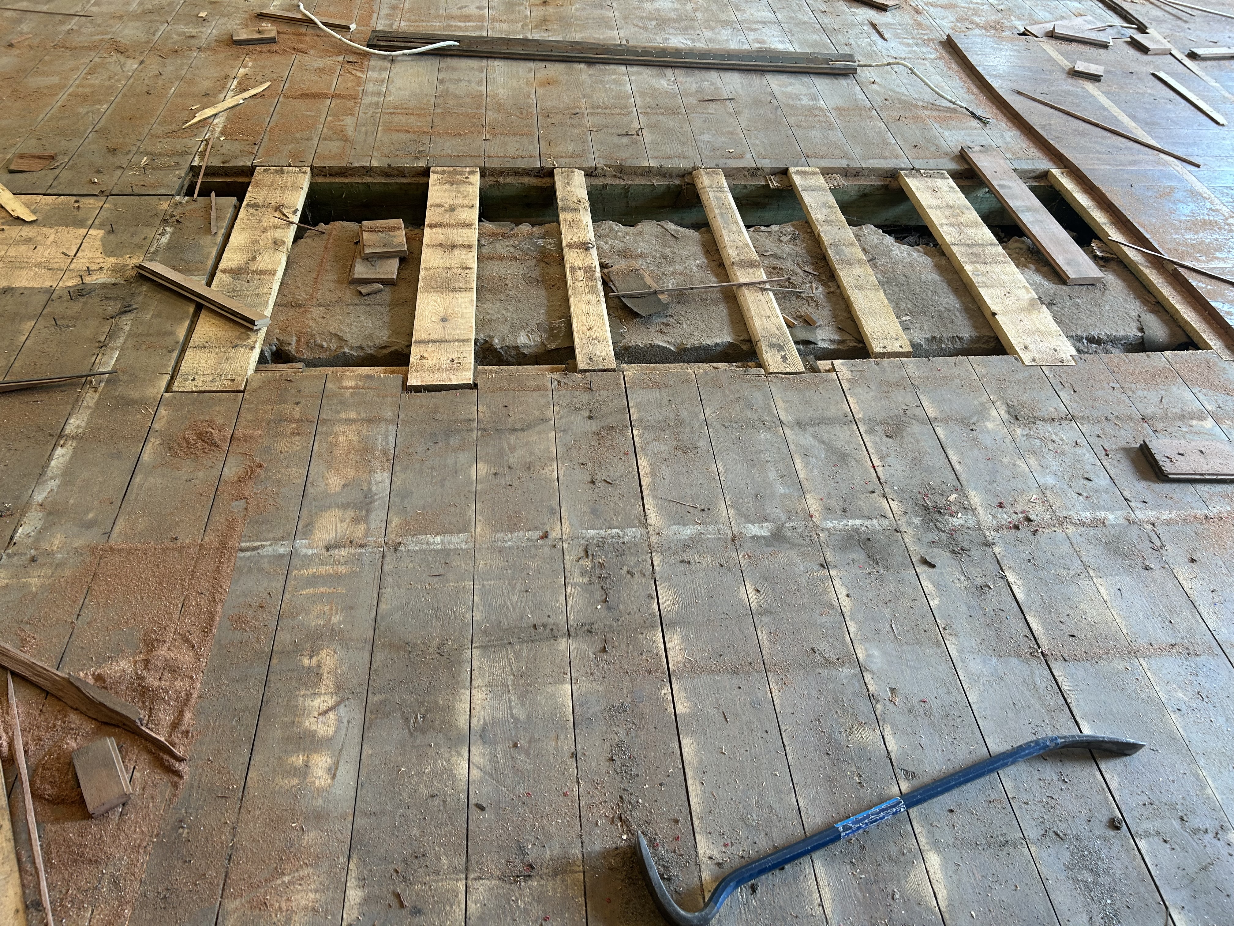 Øverst i billedet i højre side kan man ane det øverste 70 år gamle gulv, mens de nederste brædder har rundet de 140 år.