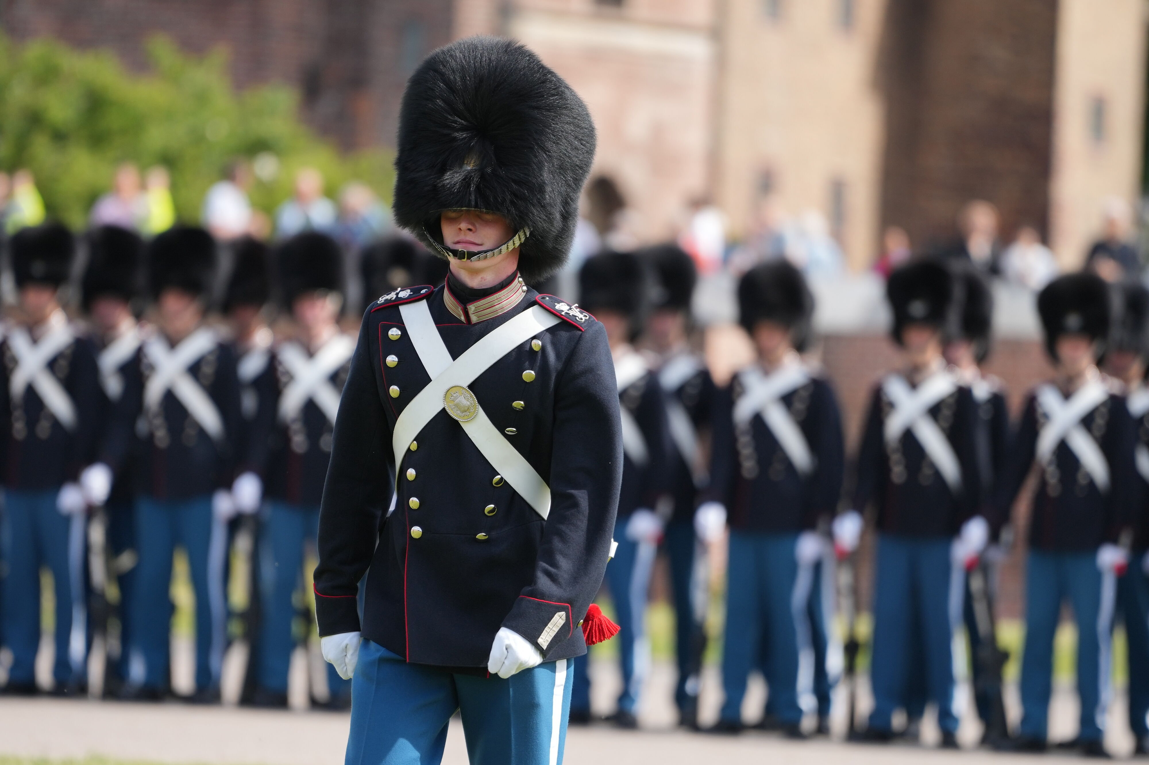 Det er gardernes overordnede og kammerater, der har indstillet garder Christoffer Petersen Voldbjerg til "Kongens Ur".