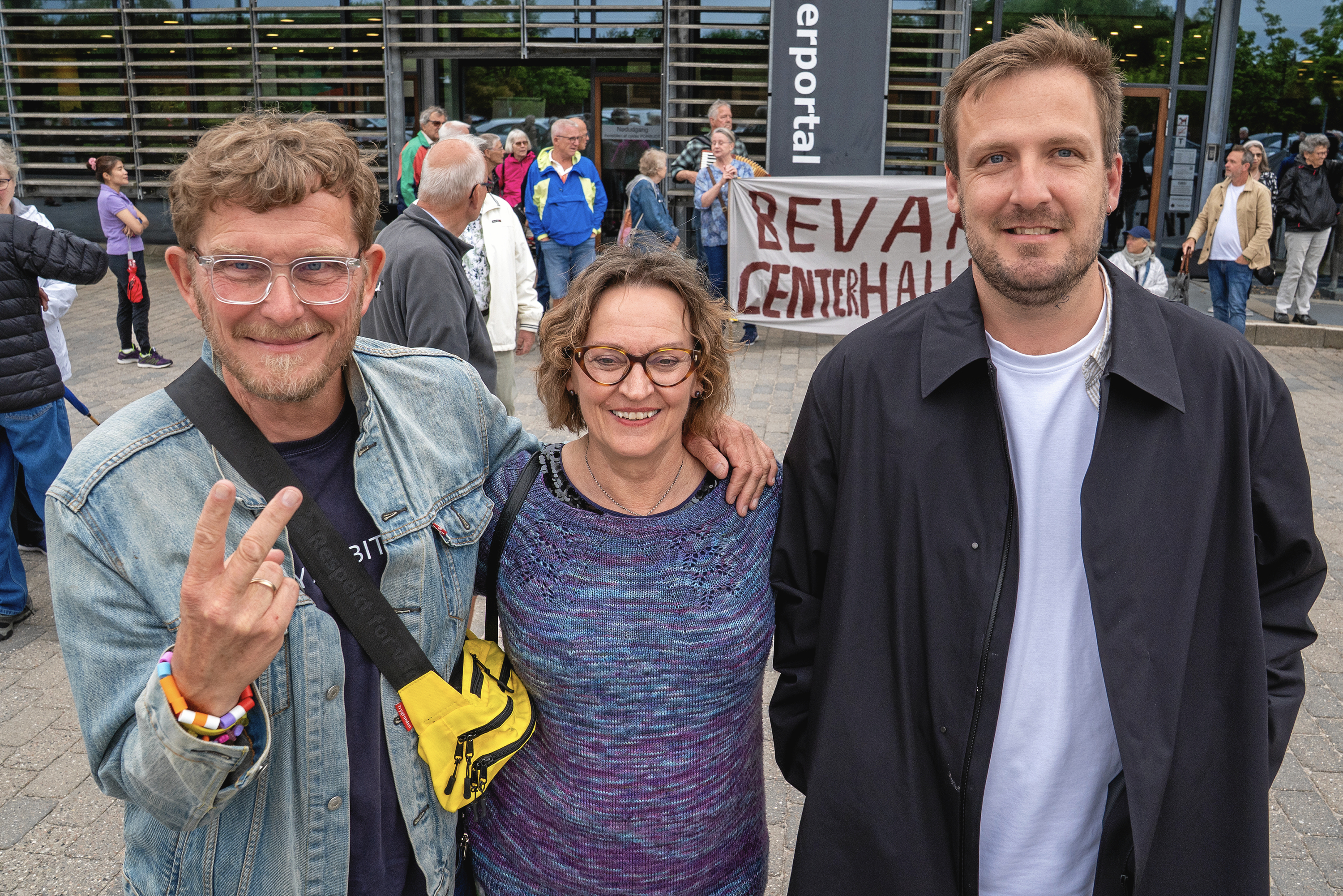 Tre centrale figurer i kampen for at bevare Centerhallen til demonstration ved rådhuset. Fra venstre er det Centerhalsaktivist Rene Højer, talsmand Tina Kjøller og byplanlægger og idémand til et visionsoplæg for at bevare hallen; Mathias Nordby.