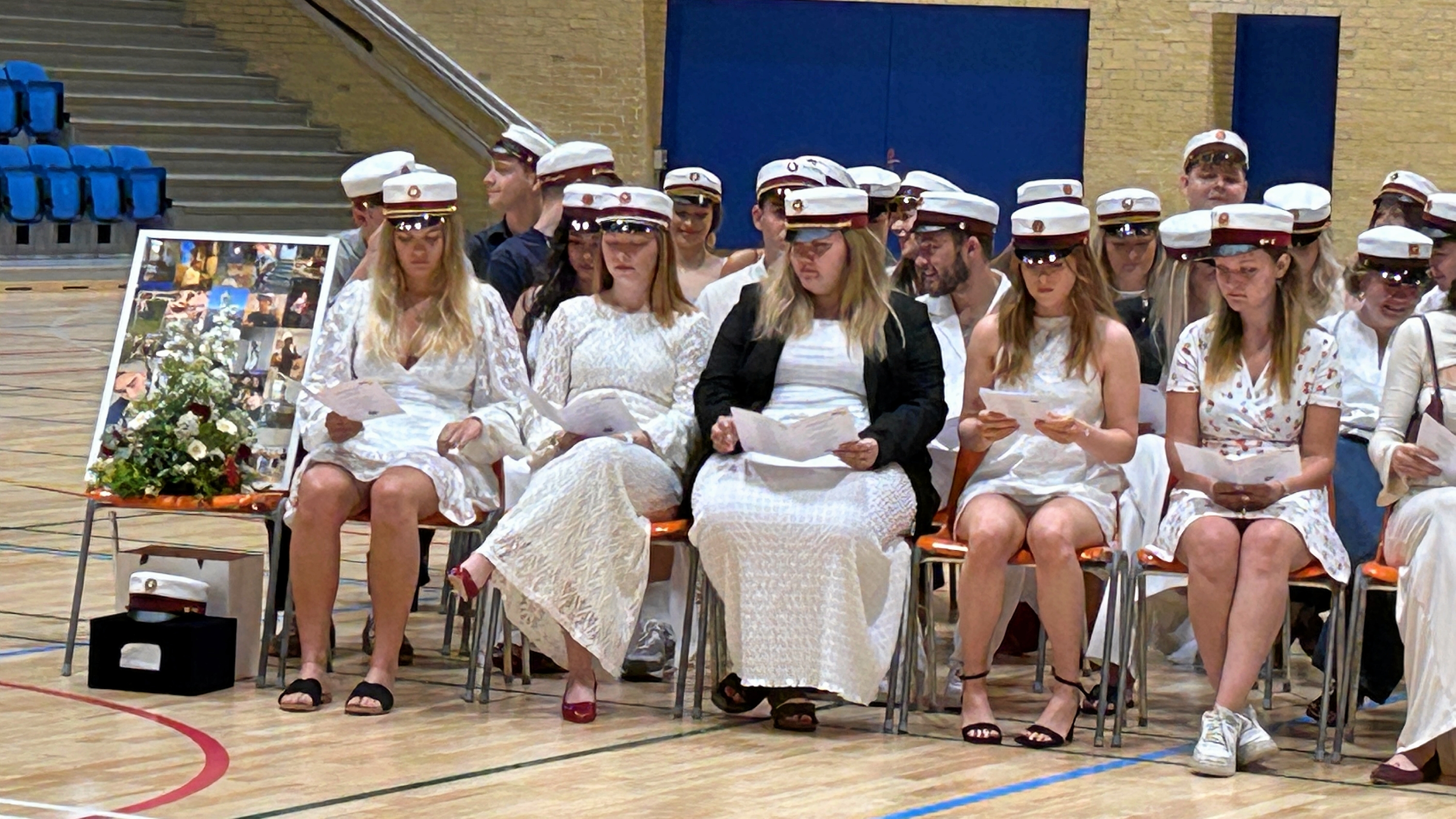 Til dimission på Høng Gymnasium og HF var der en særlig hilsen til en afdød elev. - Charlotte Koefoed Til dimission på Høng Gymnasium og HF var der en særlig hilsen til en afdød elev.