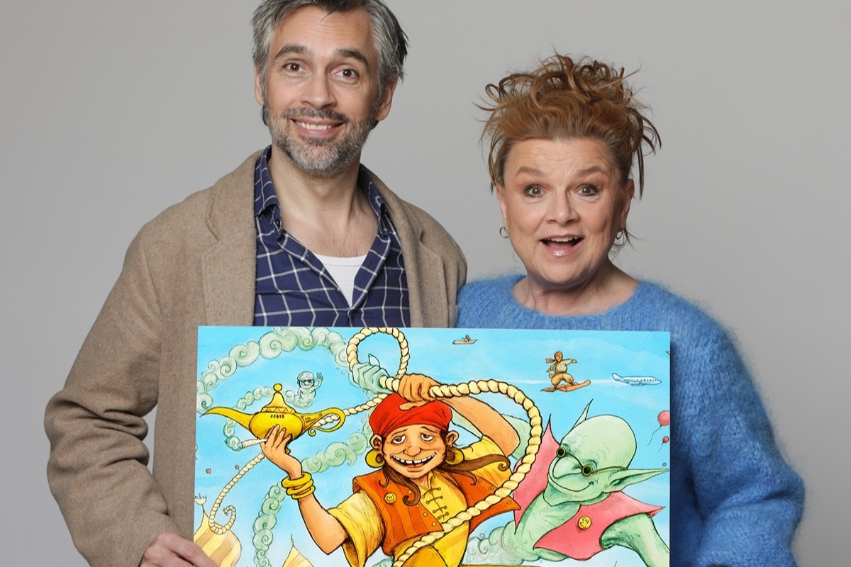 Jeanne Boel skal instruere populær sommerfarce i historisk museumshave - her sammen med manuskriptforfatter Rasmus Krogsgaard.