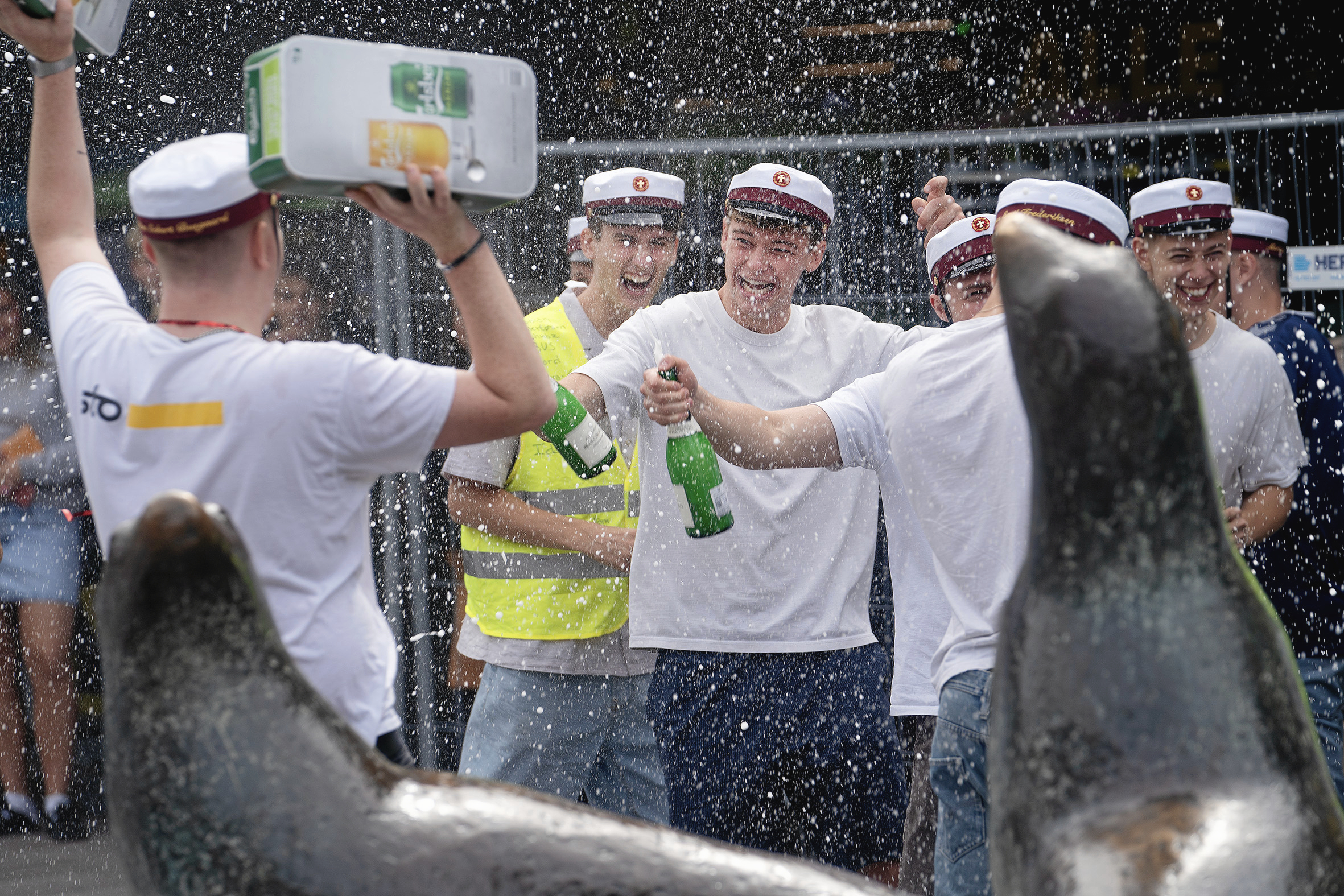 Champagne og øl i stride strømme til fredagens studenter-fejring i Egedal Centret.