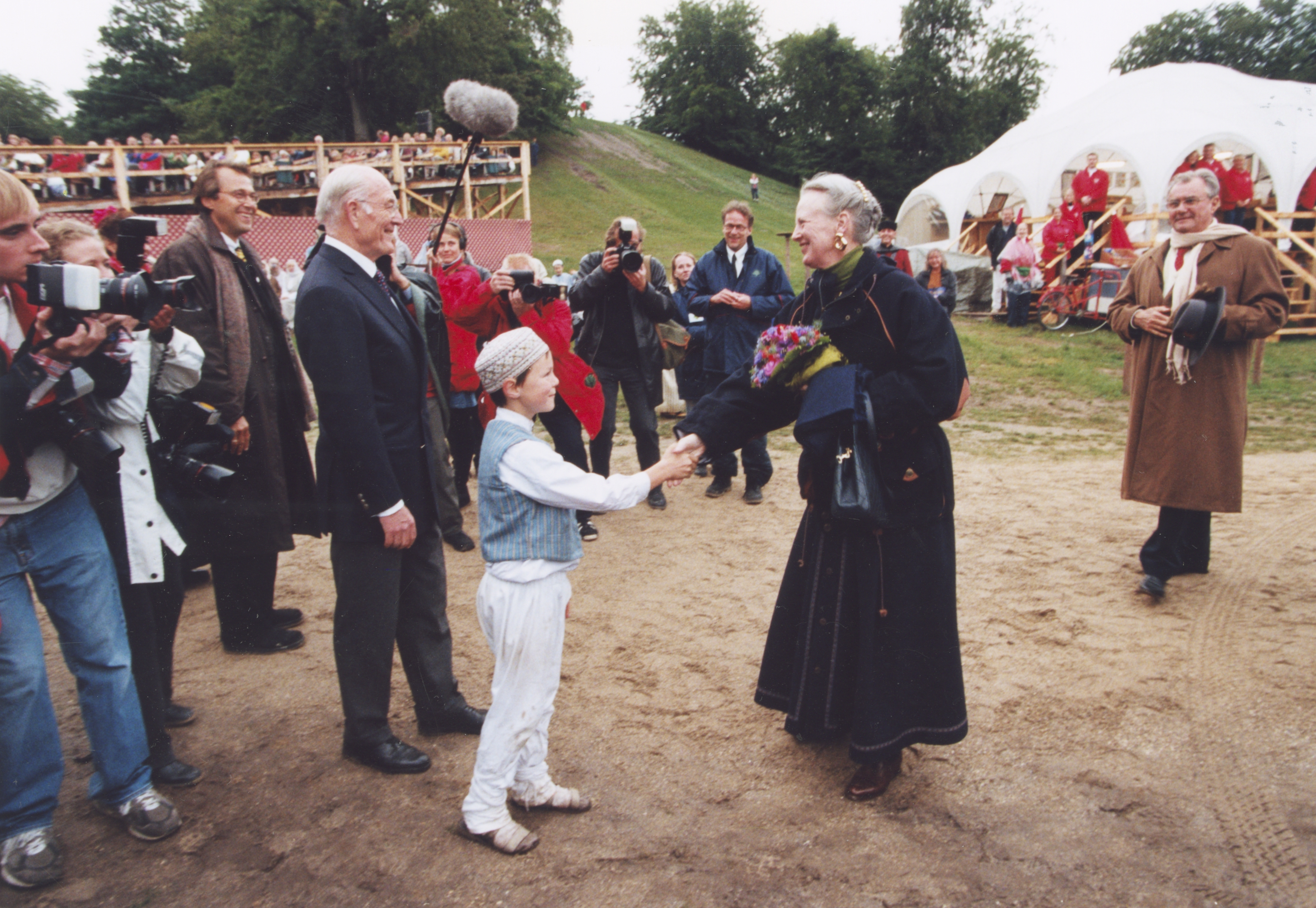 Dronning Margrethe og prins Henrik ankommer til Det kongelige Teaters friluftsforestilling ”Aladdin” i Ulvedalene i Dyrehaven og modtages af borgmester Kai Aage Ørnskov, 2000.