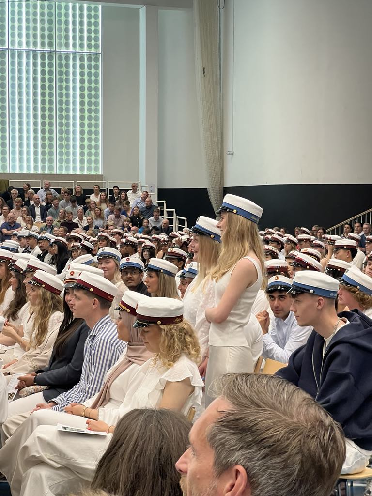 388 studenter fik deres eksamensbevis til translokation på Birkerød Gymnasium