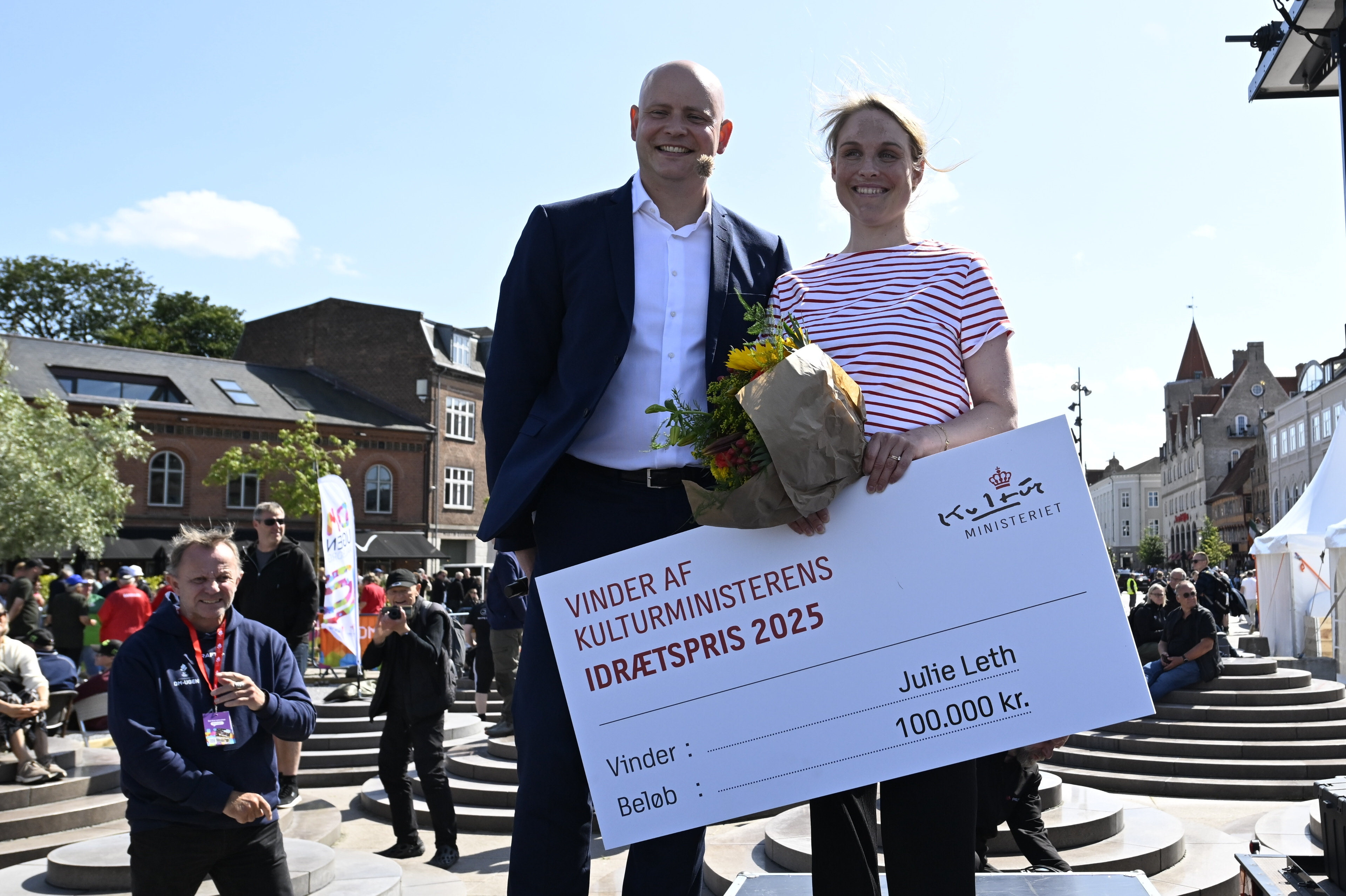 Med Kulturministeriets Idrætspris fulgte en check på 100.000 kroner.