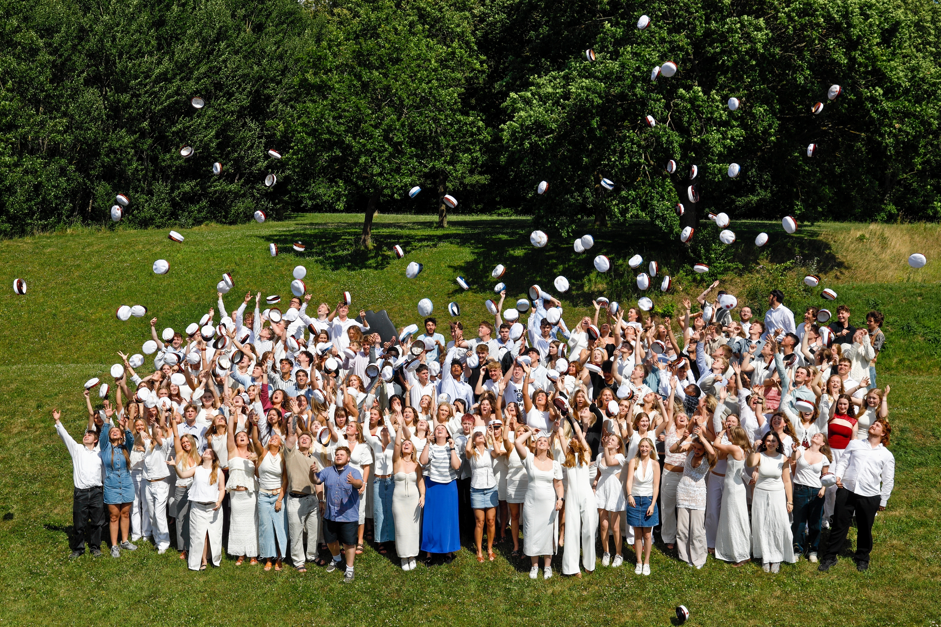 Årets studenter fra Vordingborg Gymnasium & HF til det traditionsrige huekast. - Karsten Weirup, Dansk Skolefoto Årets studenter fra Vordingborg Gymnasium & HF til det traditionsrige huekast.