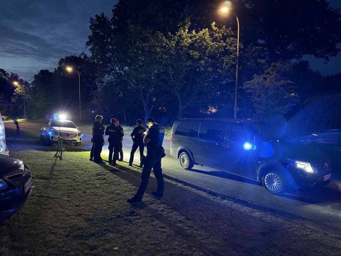 Politiet til stede ved Vejlegårdsparken i Vallensbæk fredag aften. - Presse-fotos.dk Politiet til stede ved Vejlegårdsparken i Vallensbæk fredag aften.