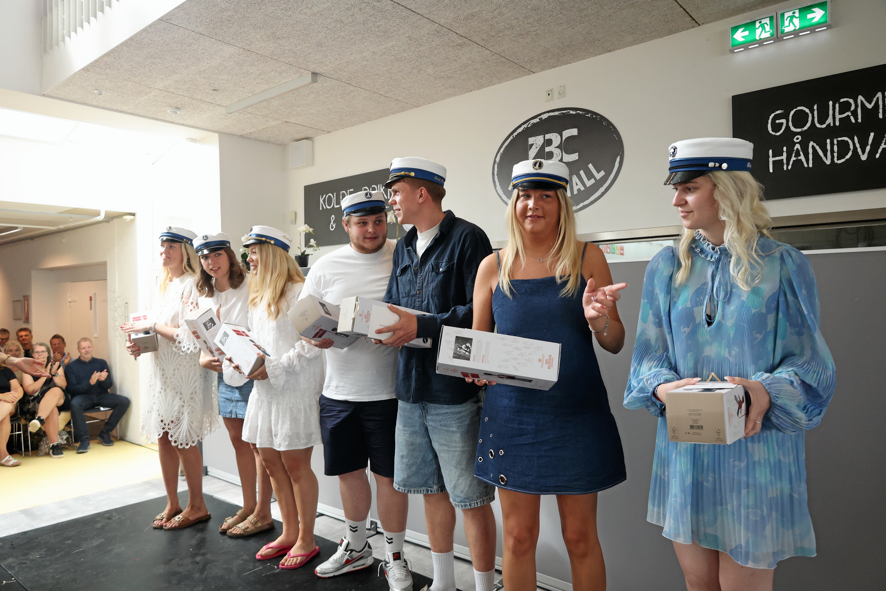 De nye studenter fra HHX blev lørdag fejret med årets dimission. - HHX De nye studenter fra HHX blev lørdag fejret med årets dimission.