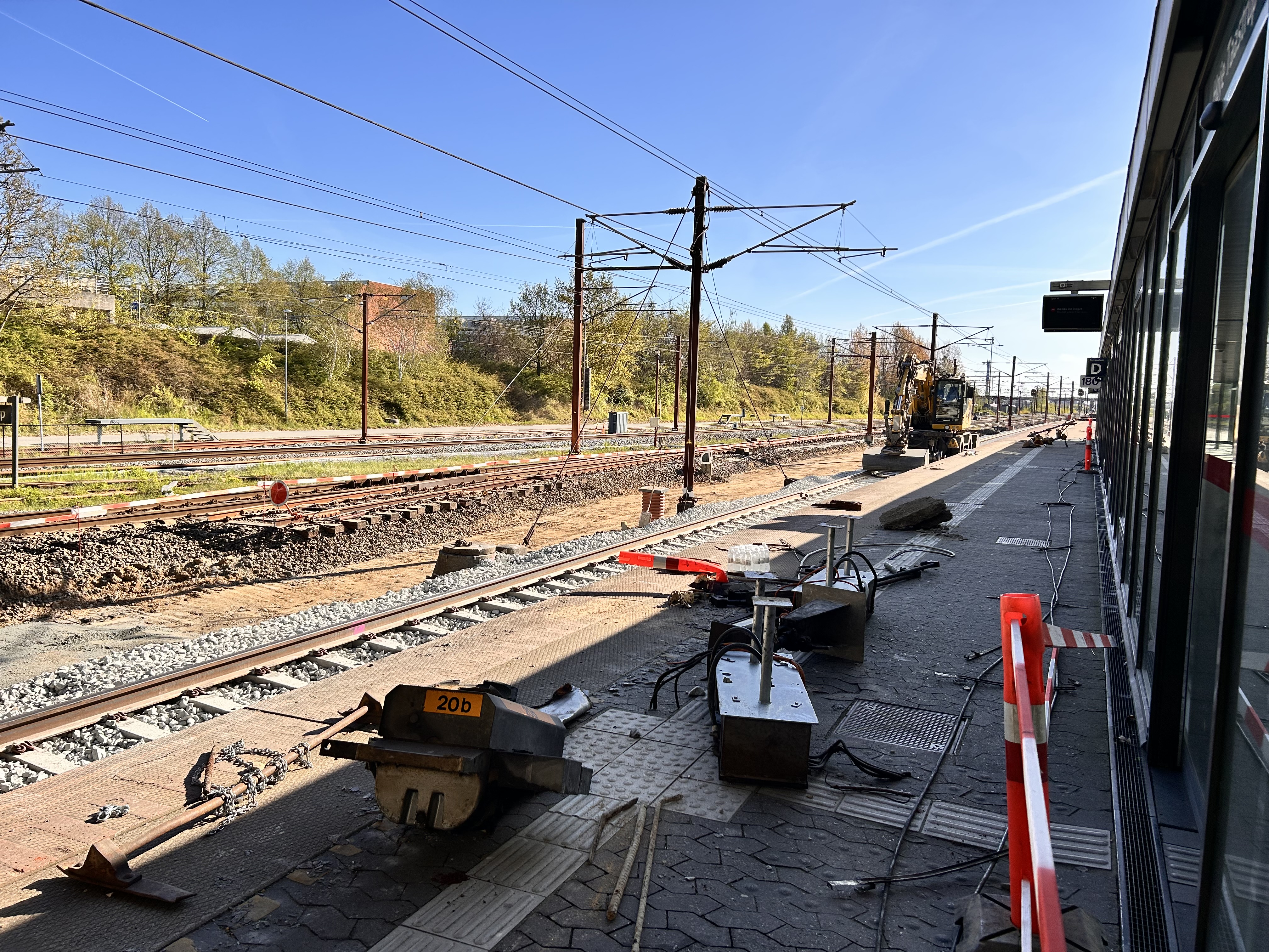 Arbejdet har allerede været i gang i en periode og passagererne opfordres til at bruge Rejseplanen til at planlægge deres rejser, mens sporarbejdet står på.