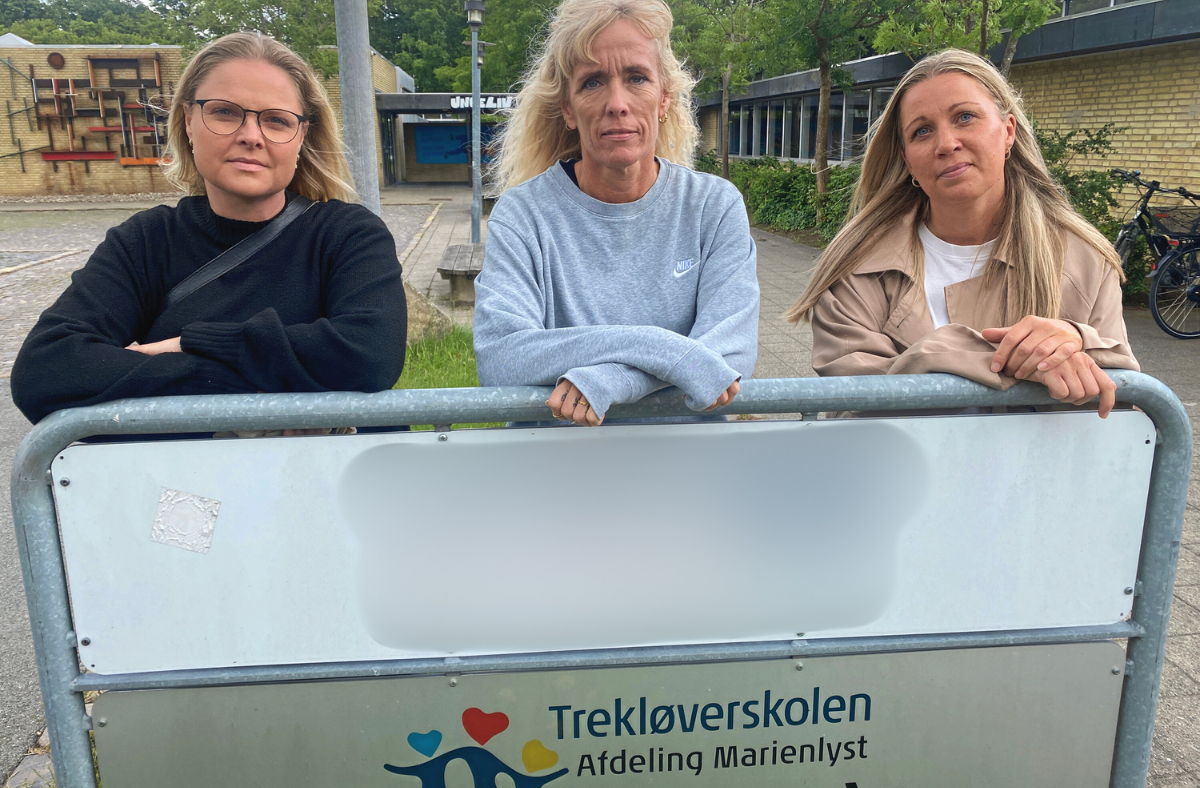 Rettelse: Vi har valgt at sløre billedet, fordi der tidligere figurerede navnet på en skole, som ikke har noget med sagen at gøre. Sagen omhandler Marienlystskolen, hvor vi her ser tre af mødrene, der har døtre, som har gået i den samme klasse på Marienlystskolen.