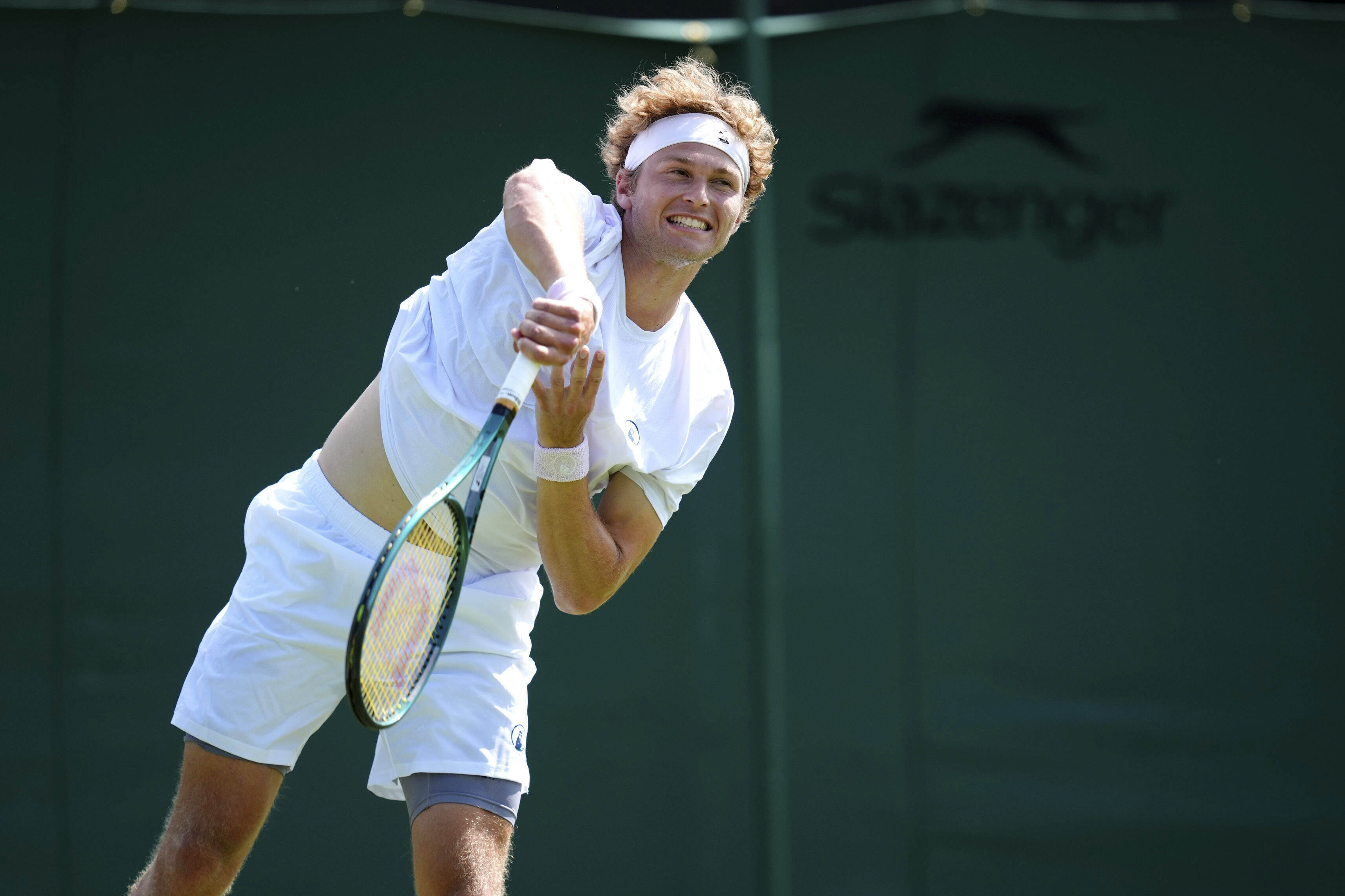 August Holmgren grand slam-debuterer tirsdag mod Quentin Halys i Wimbledon. Her ses han under en træning i weekenden.