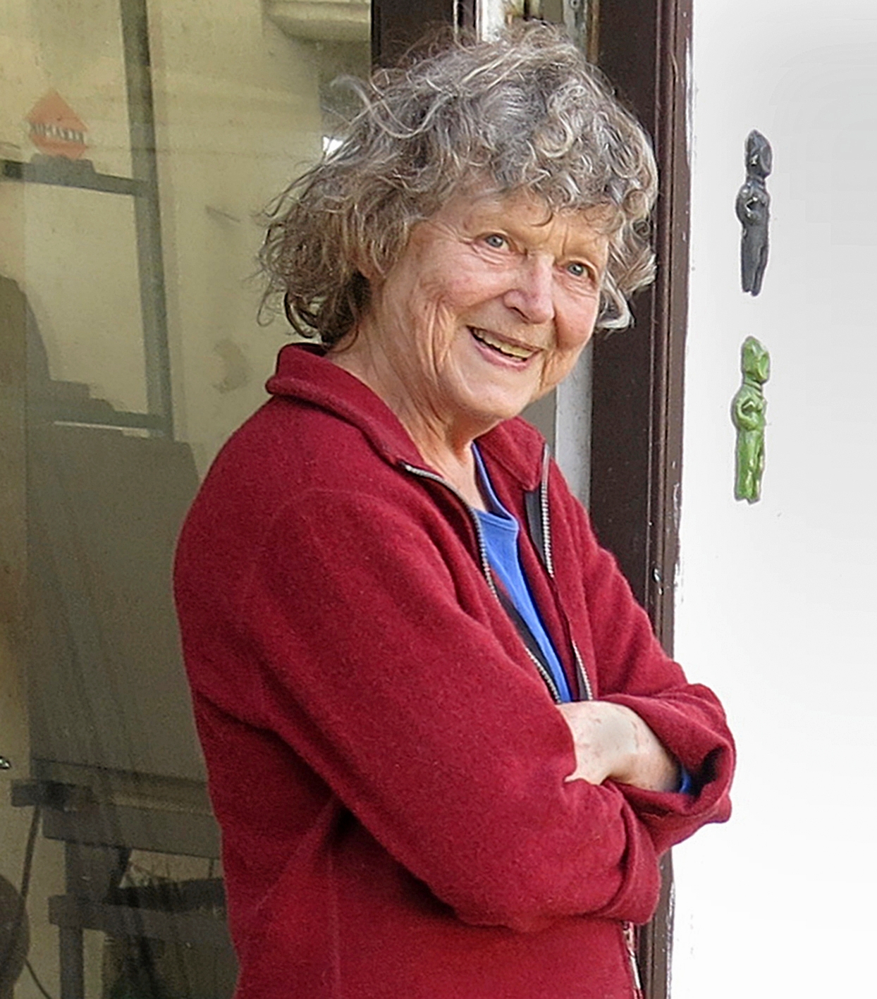 Ursula Munch-Petersen på sin gård på Møn. På væggen hænger to af hendes egne små figurer. - Ulla Munch-Petersen Ursula Munch-Petersen på sin gård på Møn. På væggen hænger to af hendes egne små figurer.