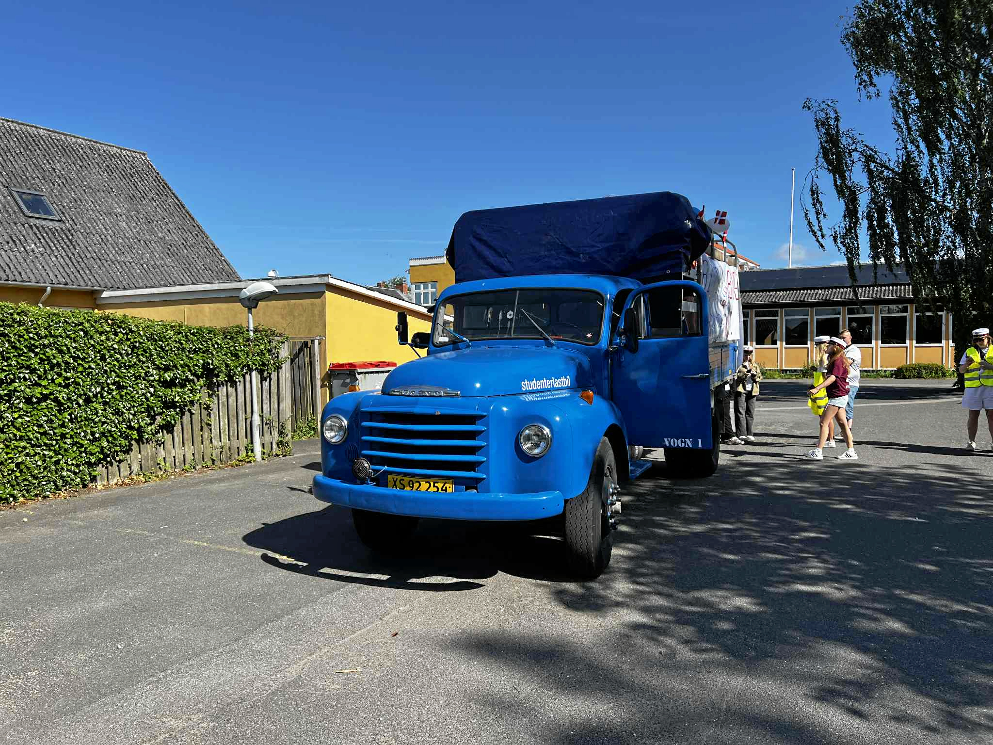 Ifølge flere forældre blev en chaufførs opførsel under en studenterkørsel fra Høng i weekenden opfattet som upassende. Han gjorde blandt andet studenterne utrygge ved at være for nærgående og tog også billeder, da en gruppe studenter nøgenbadede.