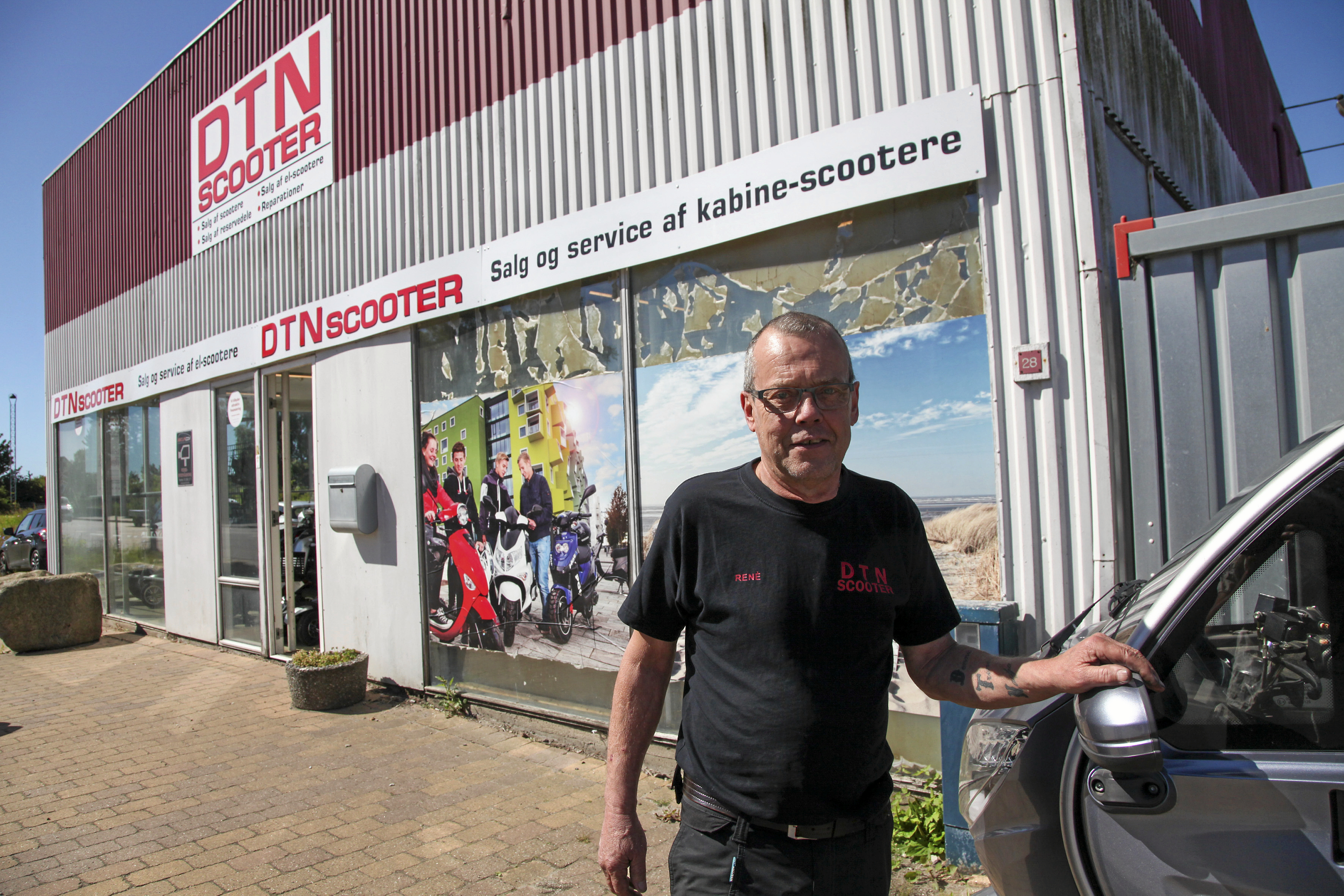 DNT Scooters ejer, Rene Jensen, oplyser, at han absolut ikke har lukket sin forretning.