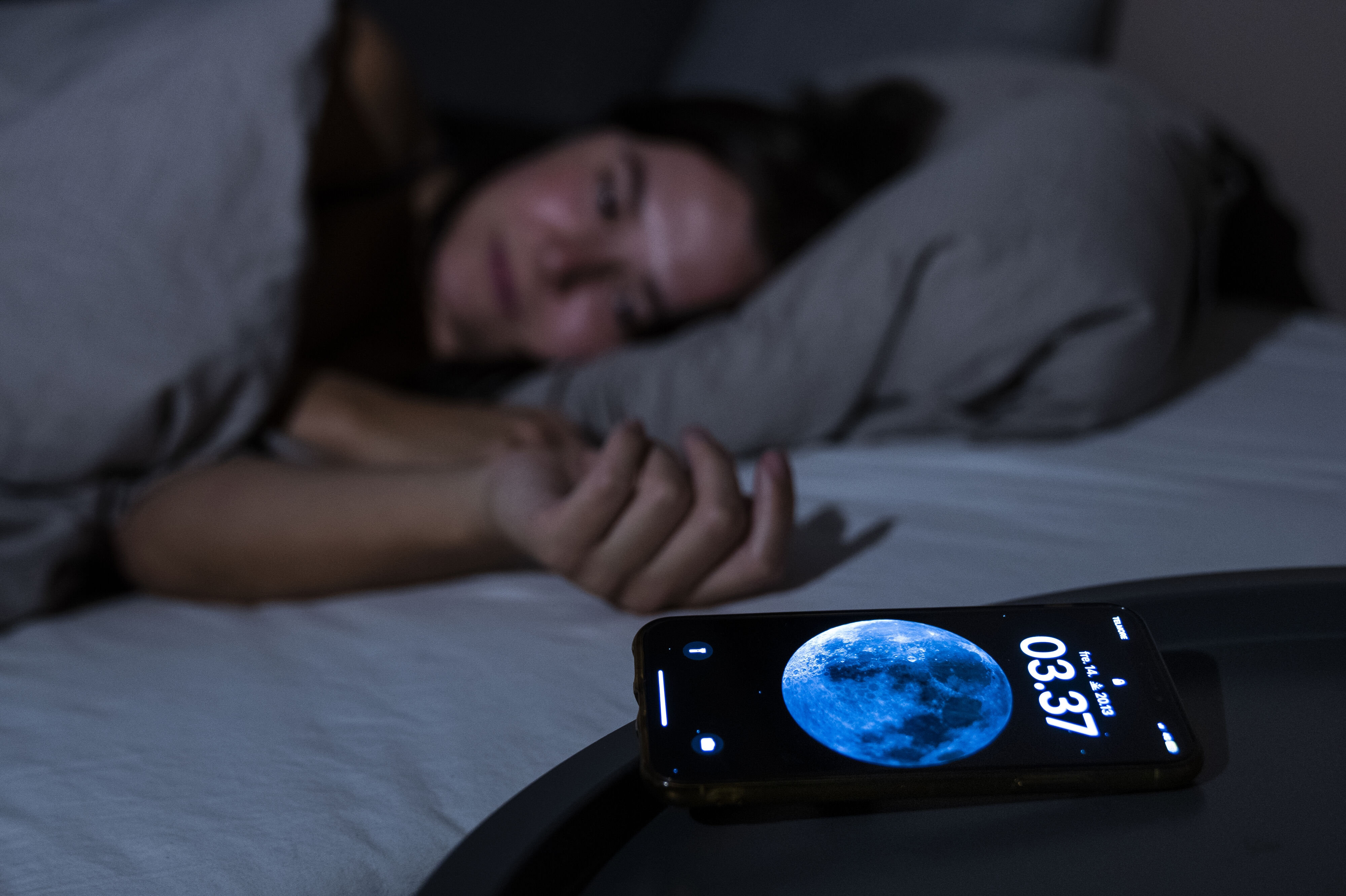 Valget af dyne har en betydning. Nogle kan sove bare med et lagen over sig, mens andre har brug for lidt tyngde. Med silke, uld eller fibre er der mindre risiko for at koge over. (Modelfoto).