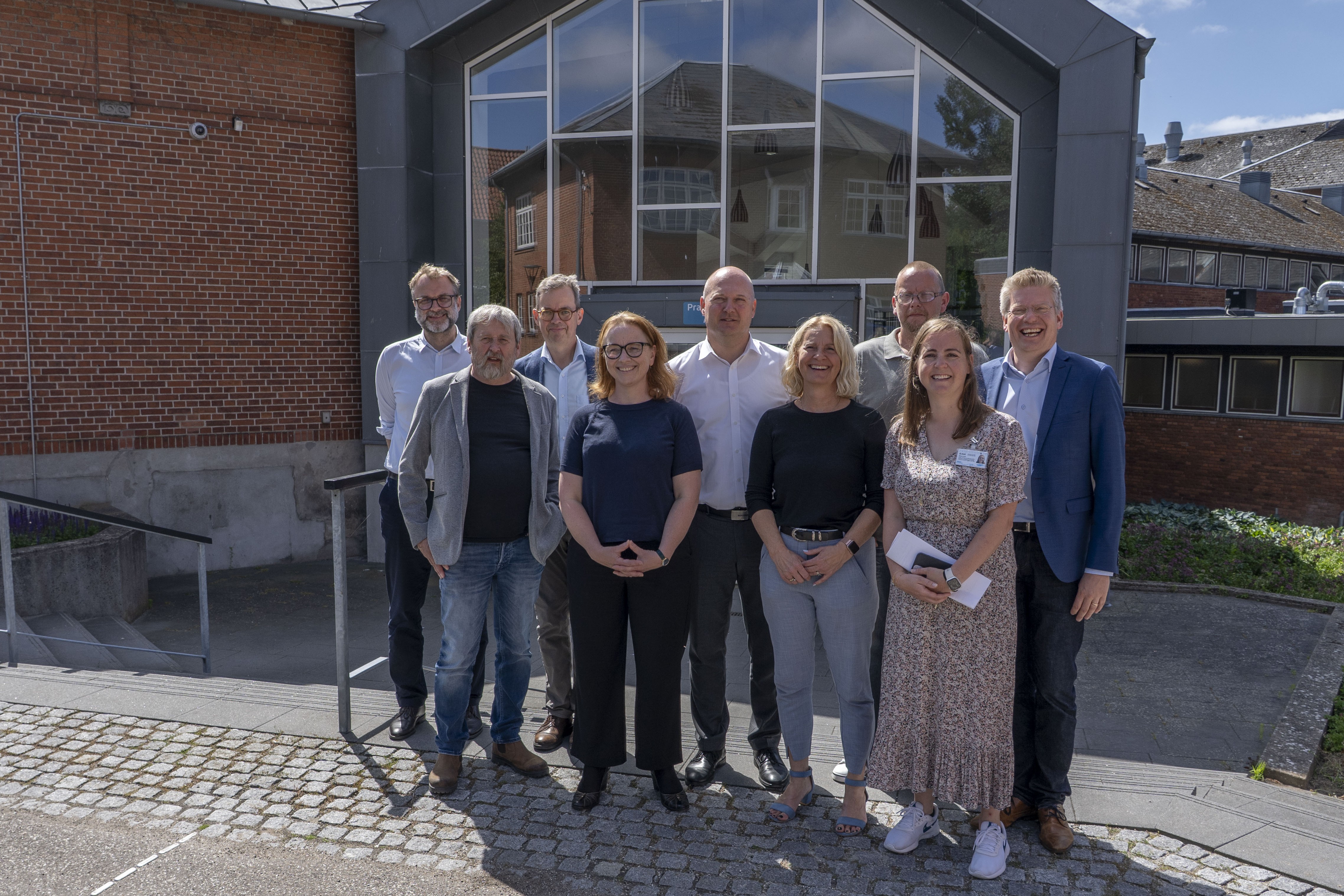 Fra venstre: Velfærdsdirektør Morten Just, Lars Folmann (Lokallisten), formand for Senior & Sundhedsudvalget, centerchef Niels Arendt Nielsen, regionsrådsformand Trine Birk Andersen (S), borgmester Ole Vive (V), chef for hjemme- og sundhedsplejen, Mona Funch, Nick Philipsen, Mikala Josefine Krøll, leder af Faxe Sundhedscenter og Martin Magelund Rasmussen, koncerndirektør i Region Sjælland