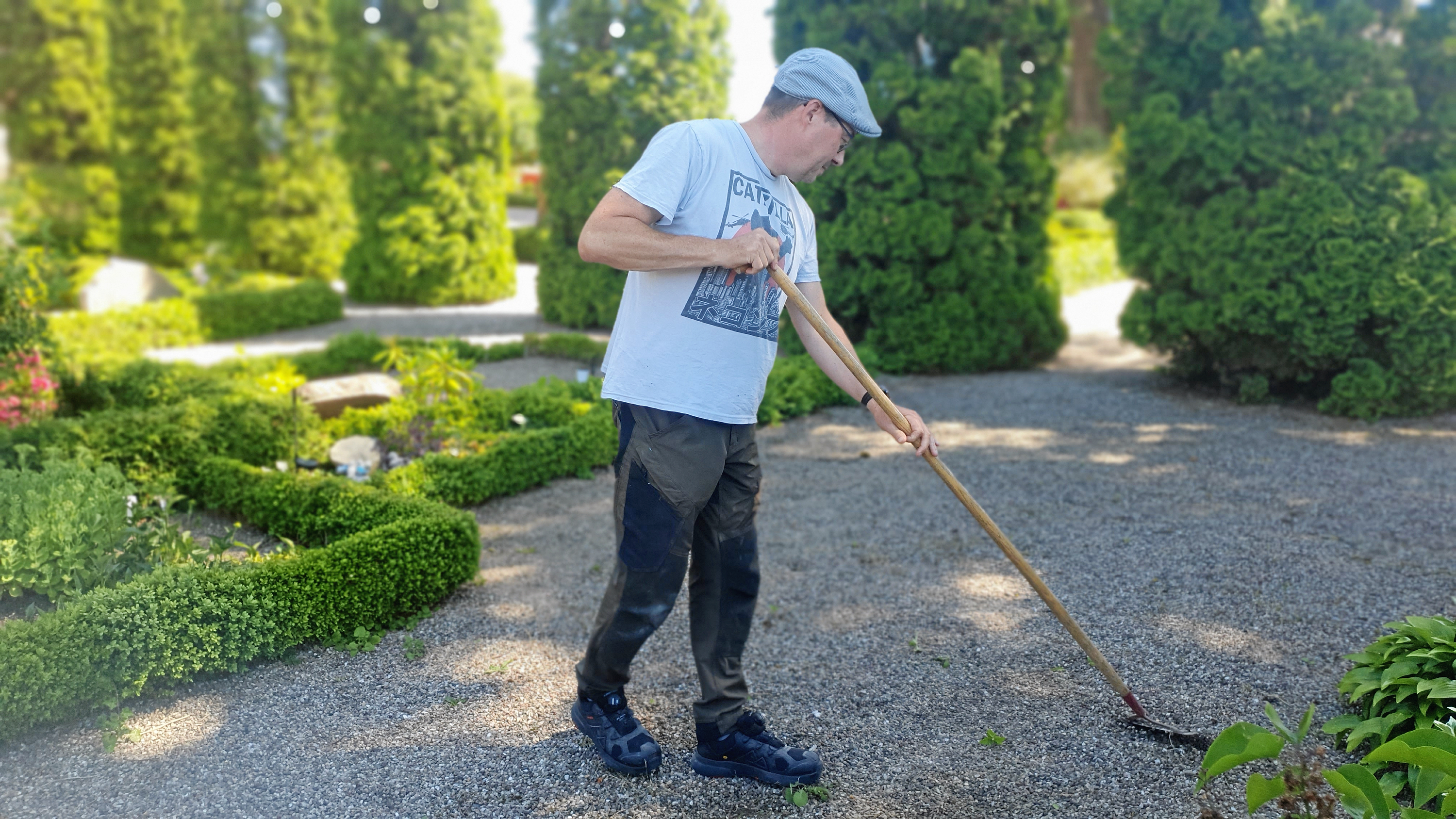 Graver Nicholas Colding har travlt med at passe kirkegården, men han har også flere gange måttet trøste pårørende, når der er forsvundet ting fra gravstederne.