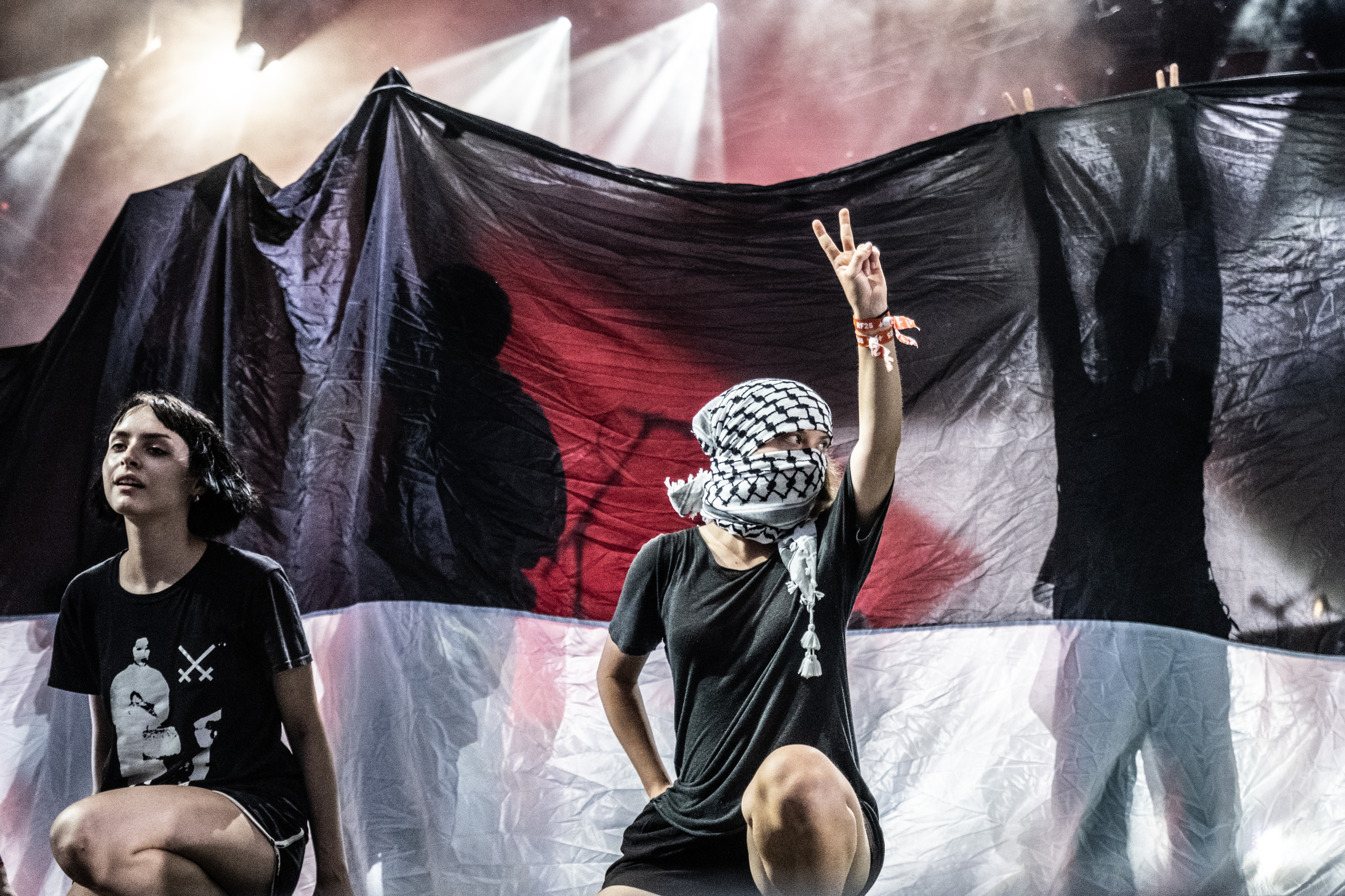 Fontaines D.C. spiller på Orange Scene og har inviteret gæster på scenen - der chantes og råbes Free Palestine og Grønland på Roskilde Festival onsdag den 2. juli 2025.