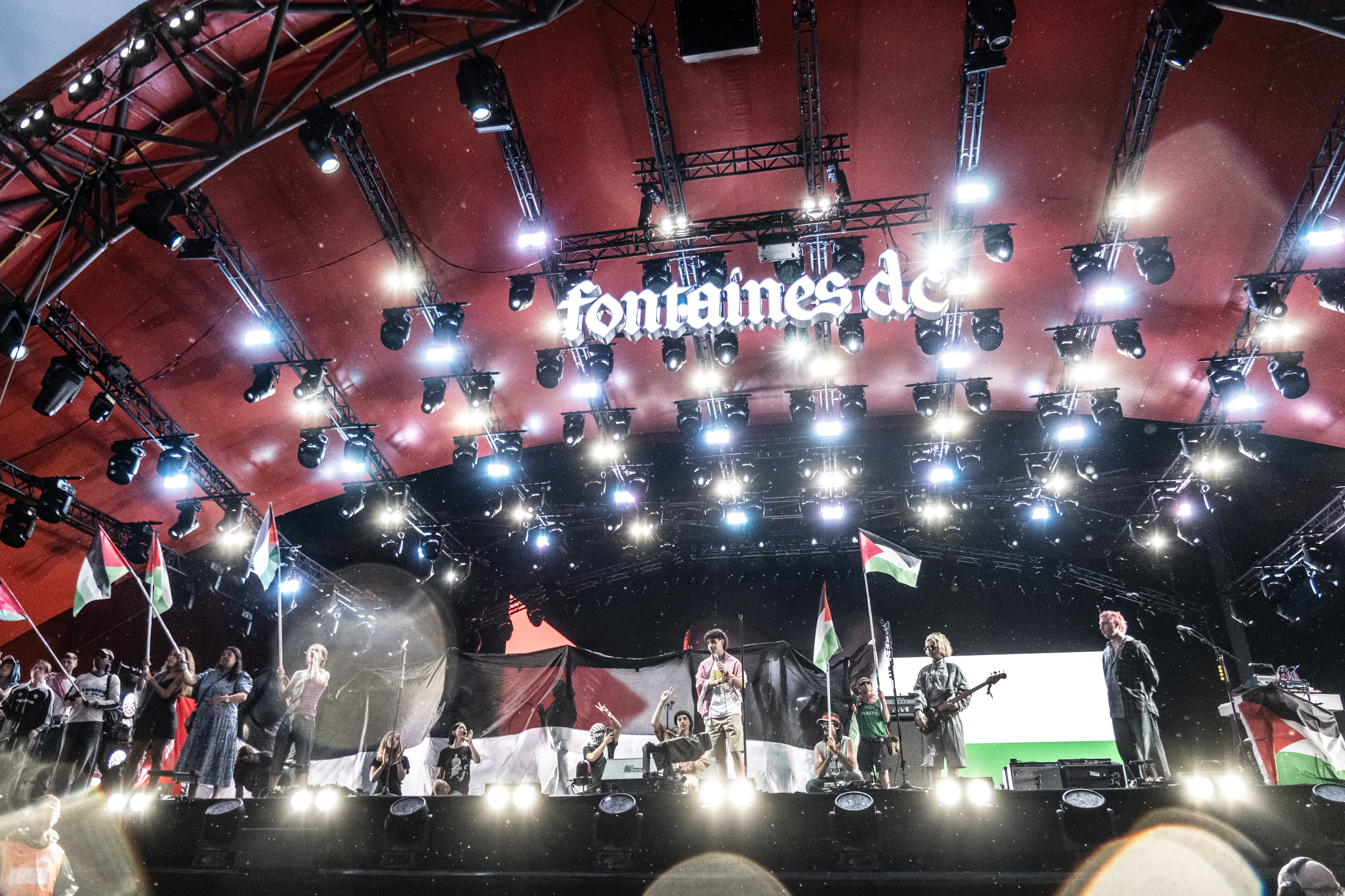 Fontaines D.C. spiller på Orange Scene og har inviteret gæster på scenen - der chantes og råbes Free Palestine og Grønland på Roskilde Festival onsdag den 2. juli 2025.